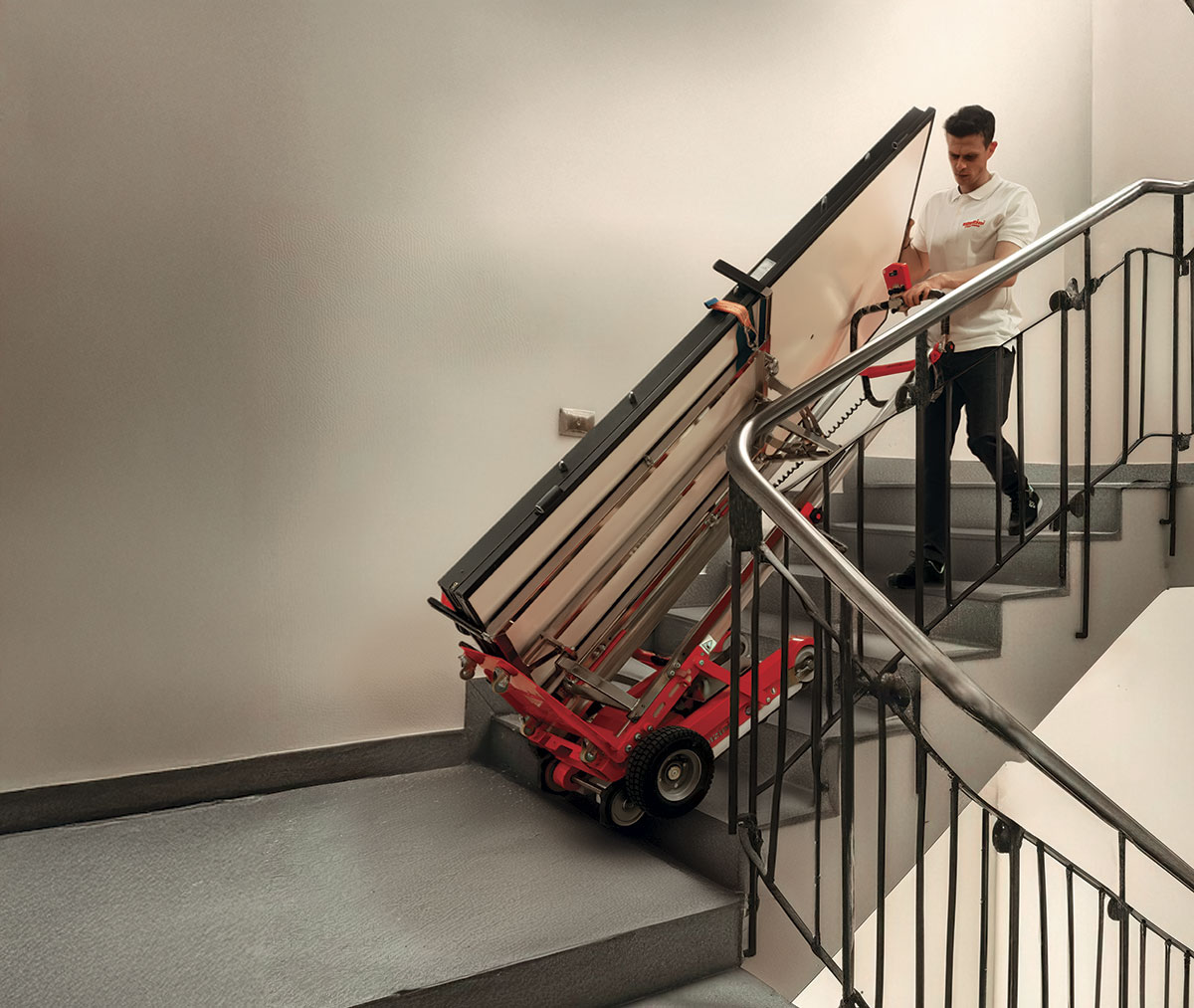 Elektrischer Buddy Lift auf Treppen im Mehrfamilienhaus Transport Möbel