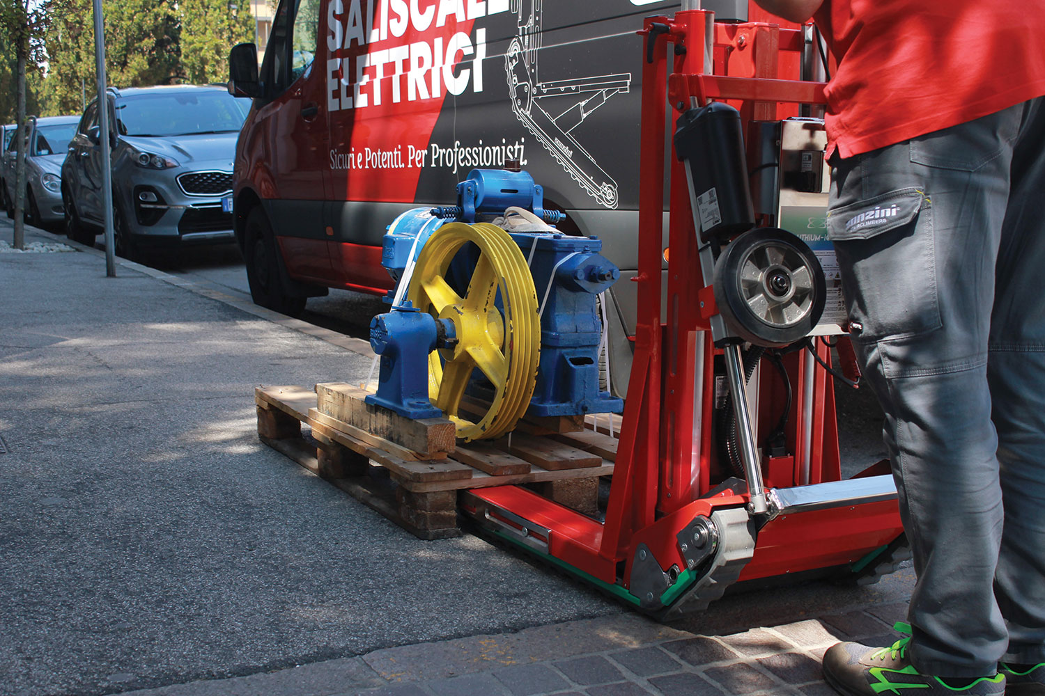 Treppensteiger-Hubwagen mit Hubfunktion und elektrischer Seilwinde