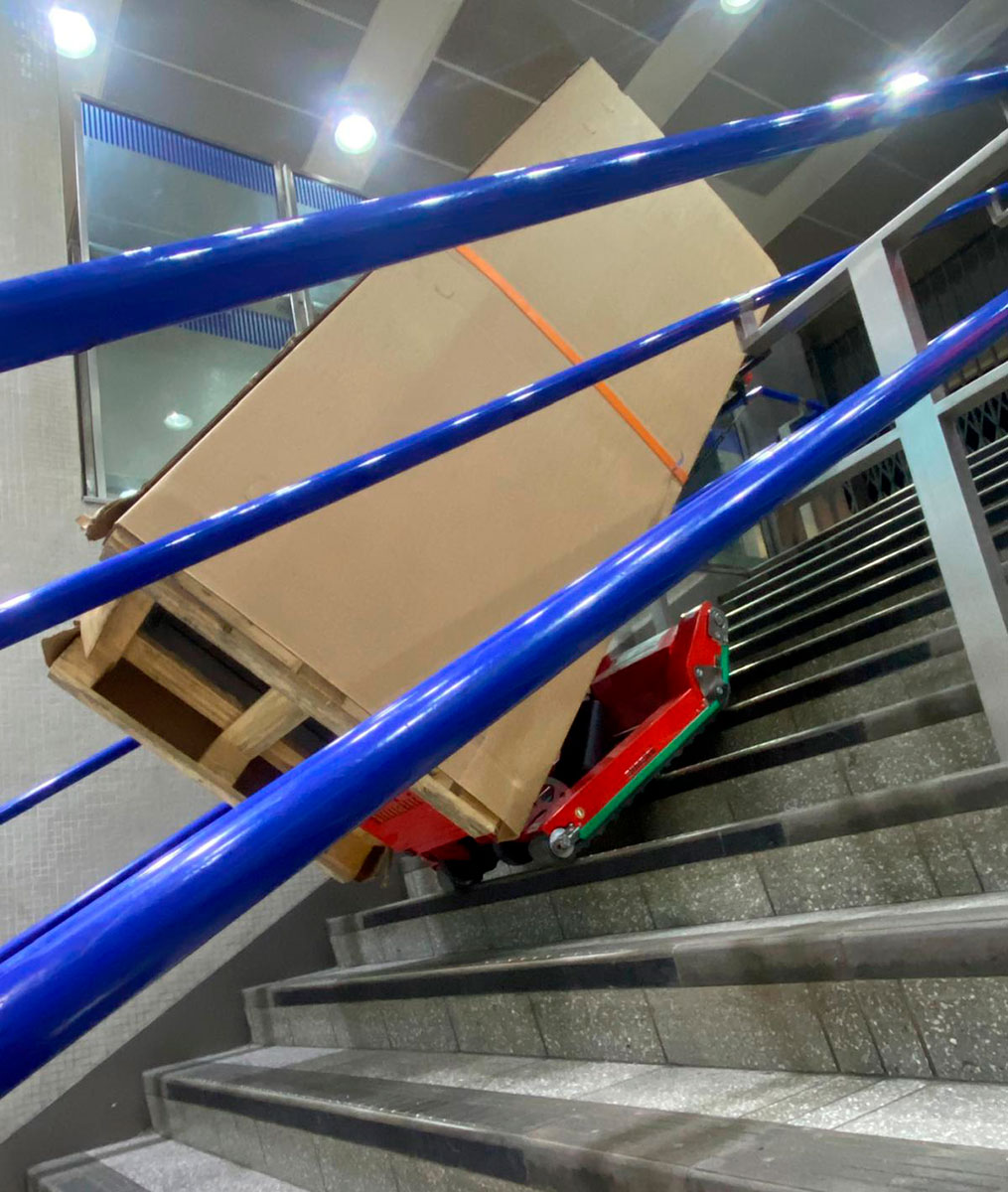 Materialtransport in der U-Bahn mit Skipper