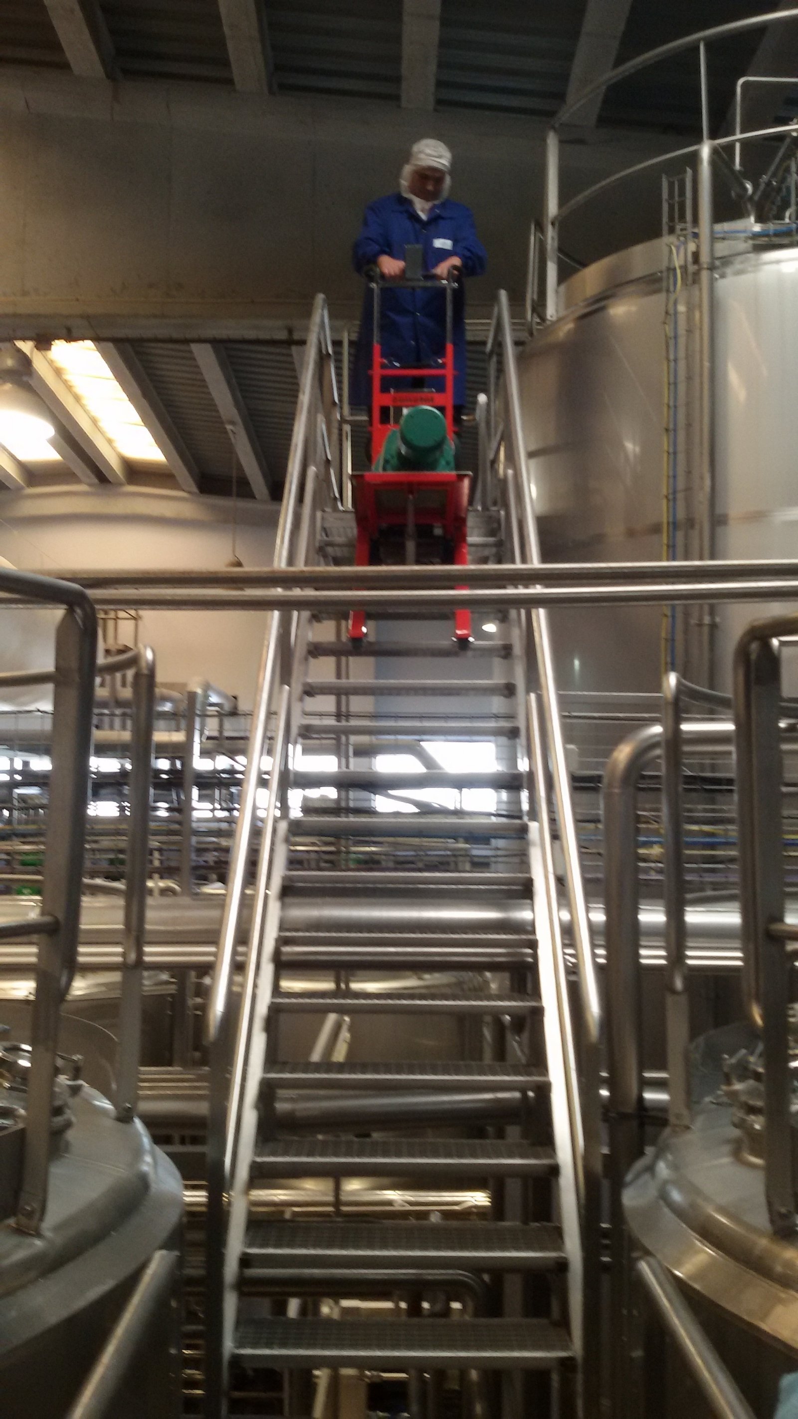 Elektrischer Treppensteiger für Transport von Industriebatterien auf Treppen