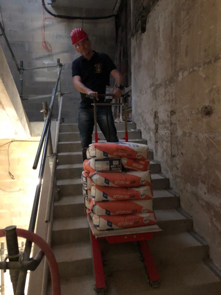 Elektrischer Treppensteiger für Transport von Baulieferungen im Wohnhaus