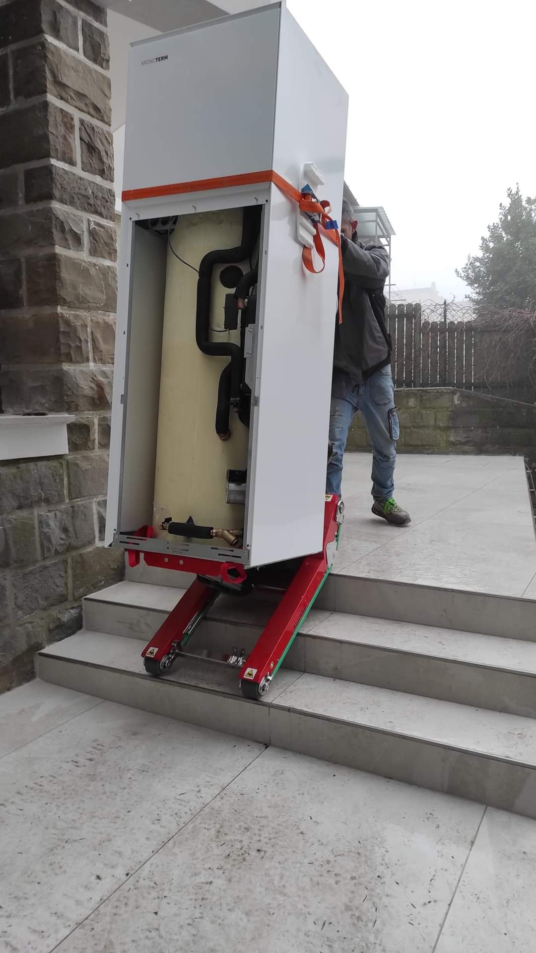 Treppensteiger Zonzini für Transport von Kühltheke in Geschäft