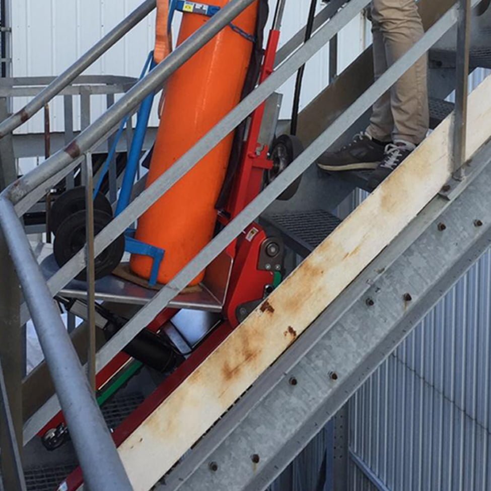 Lieferung von Chemiefässern in obere Stockwerke mit Domino