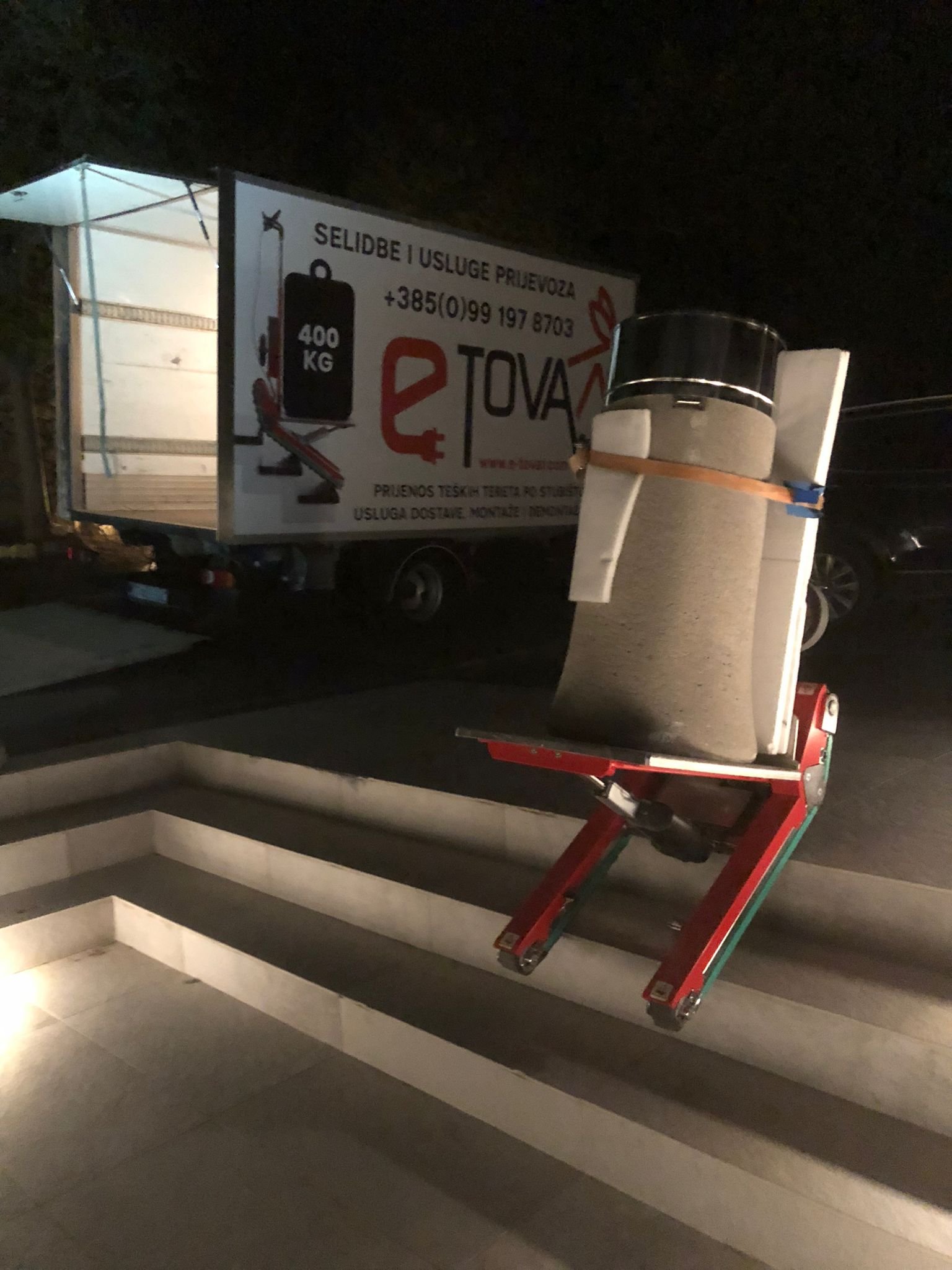 Transport von Weinfässern in Weinkeller mit Treppensteiger