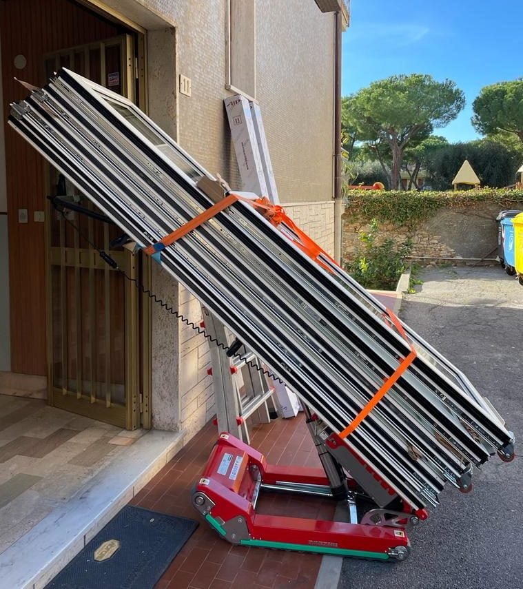 Elektrischer Treppensteiger für Transport von Aluminiumfenstern in Stockwerke