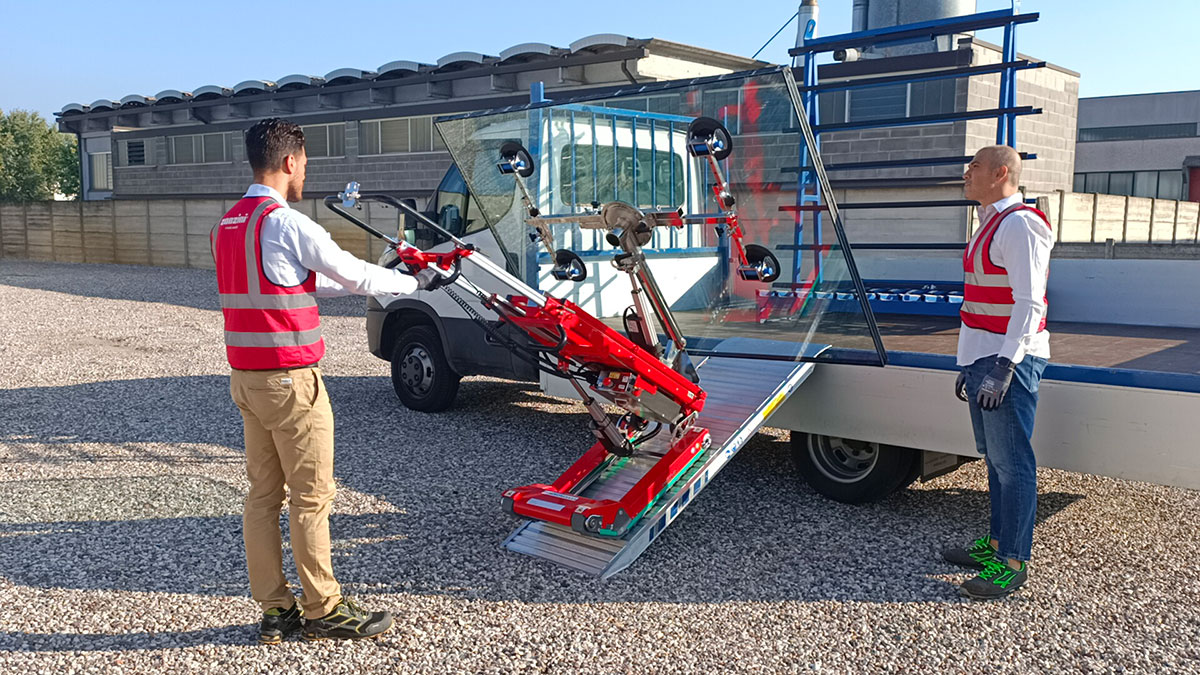 Entladung von Verglasungen aus Transporter mit Skipper GL