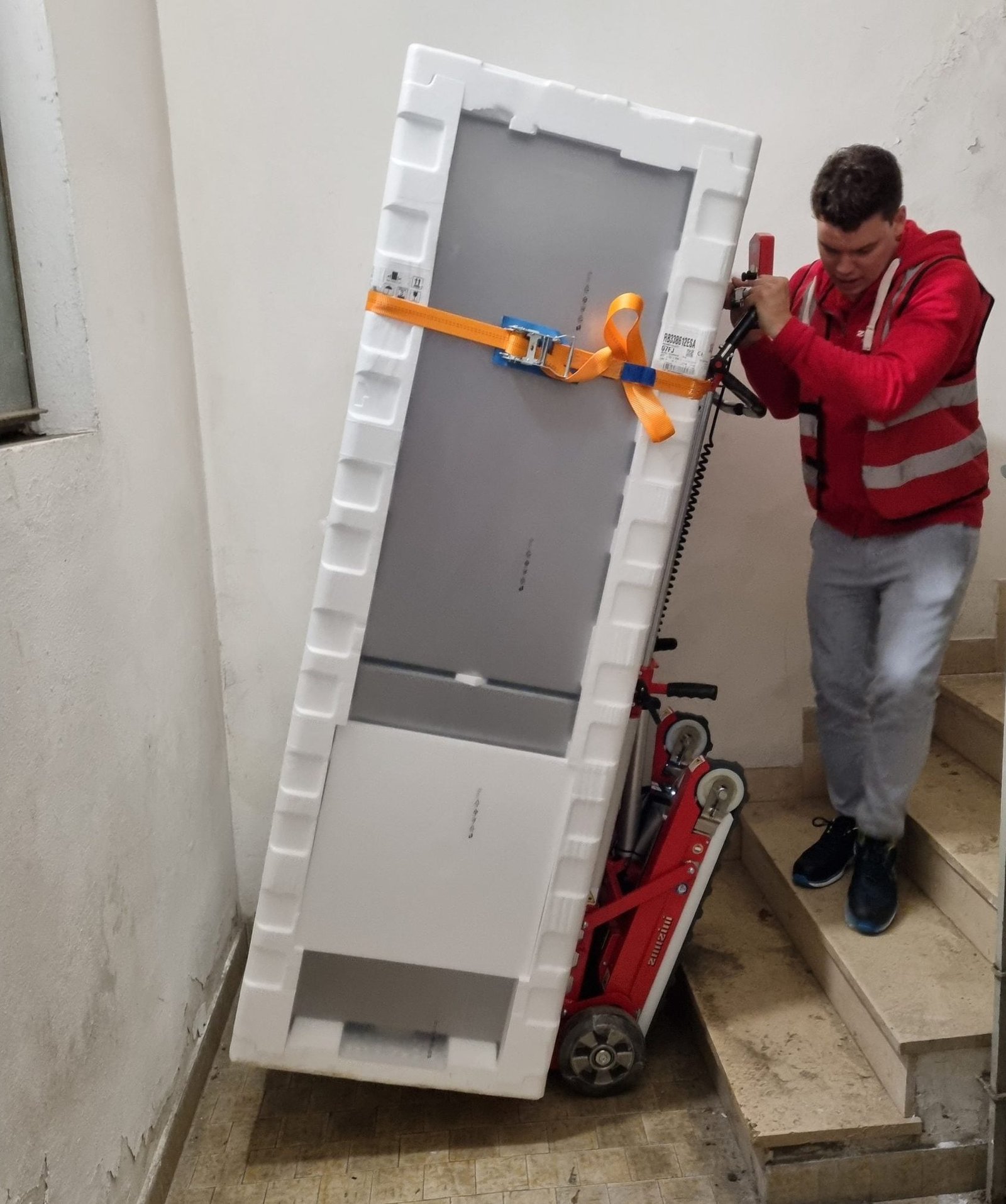 Treppenkarren für Transport von Kühlschrank auf Treppen