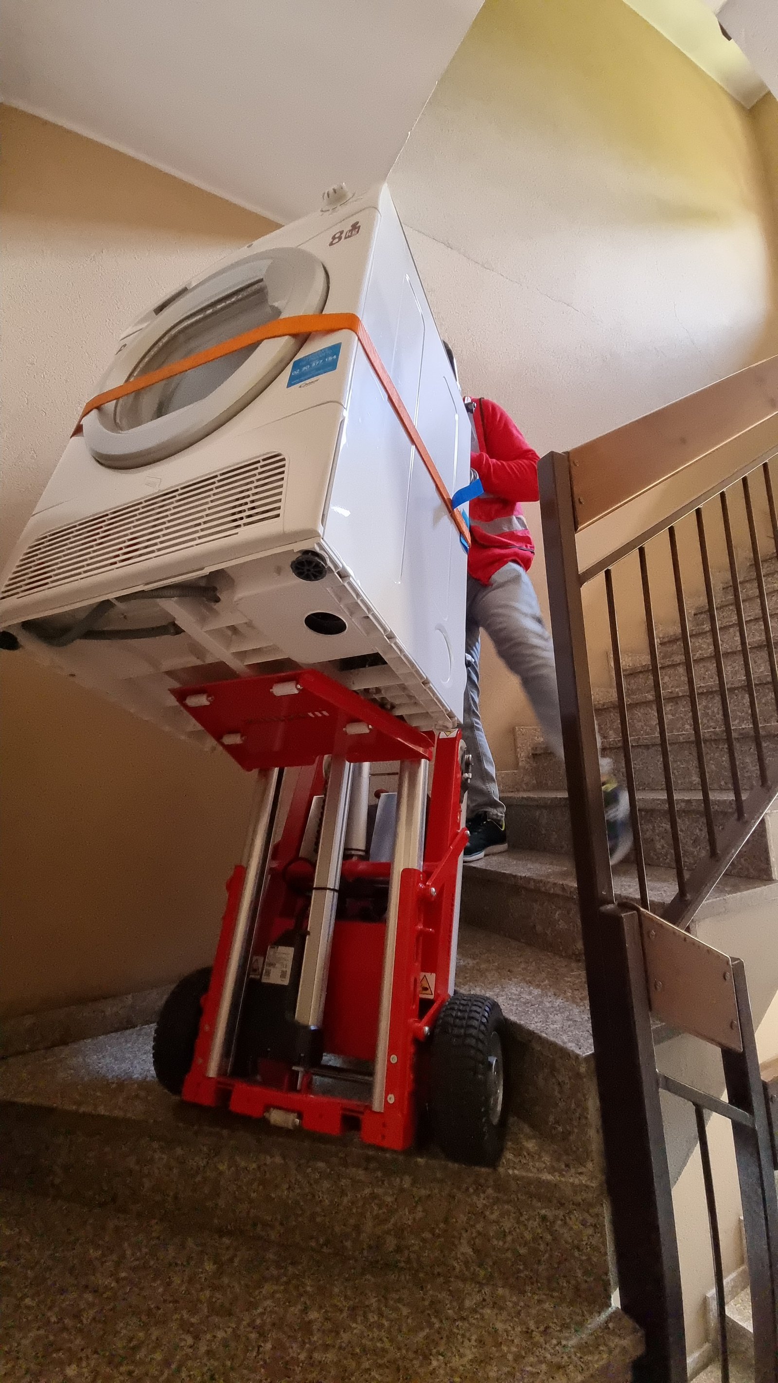 Treppenkarren Zonzini für Transport von Frontlader-Waschmaschine