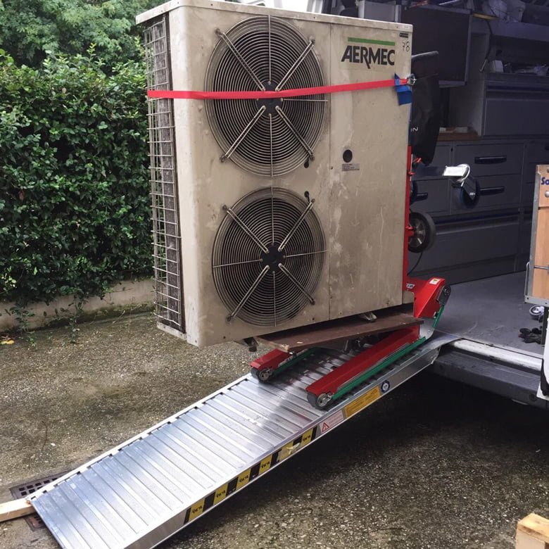 Elektrischer Treppensteiger für Installation von Heizkesseln im Wohnhaus