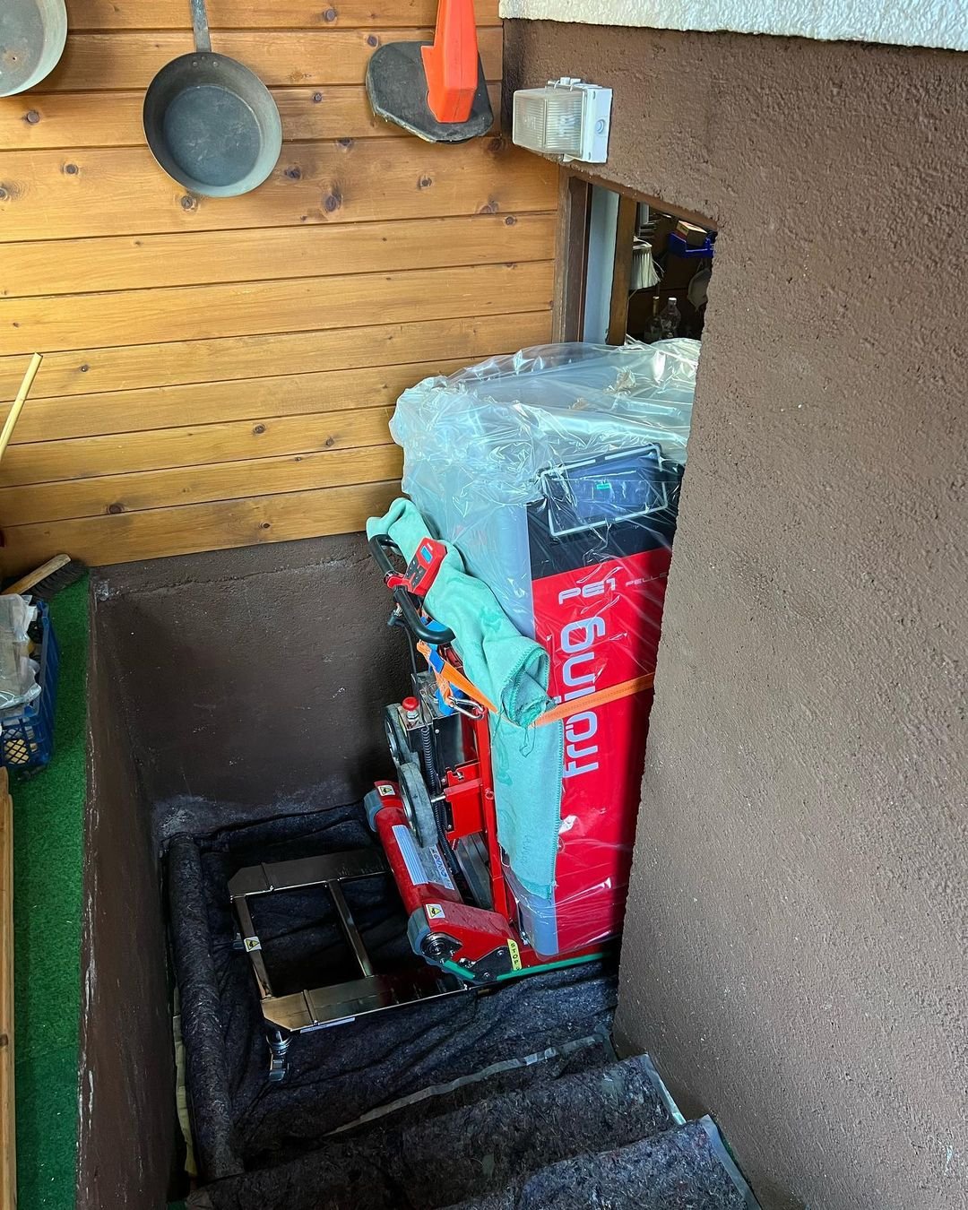 Lieferung von Klimaanlagen in obere Stockwerke mit elektrischem Treppenkarren