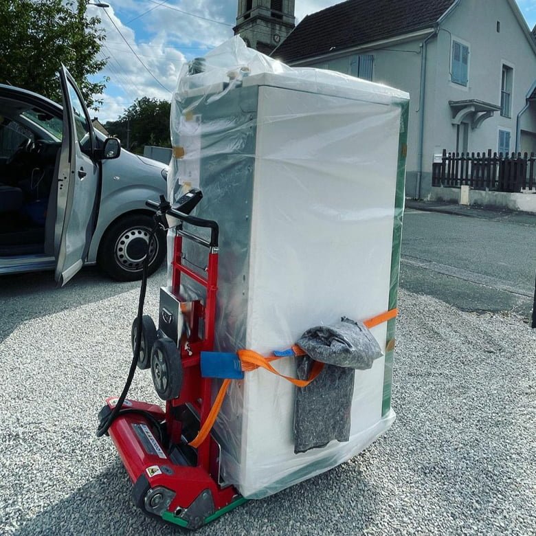 Transport schwerer Heizkessel mit elektrischem Treppensteiger