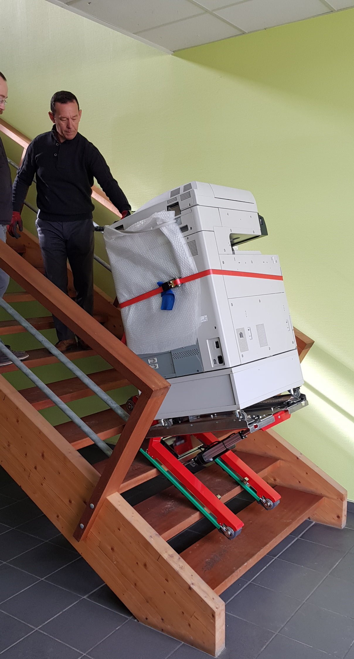 Elektrischer Treppenkarren mit Fotokopierer auf Holztreppen