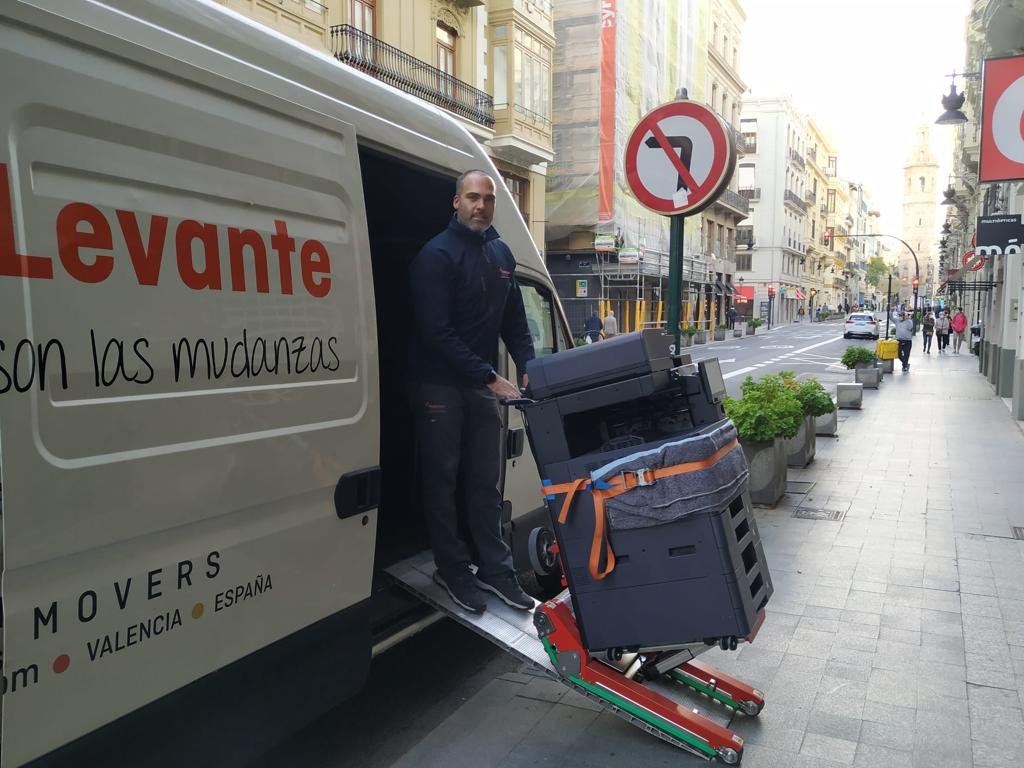 Transport schwerer Fotokopierer mit Treppensteiger