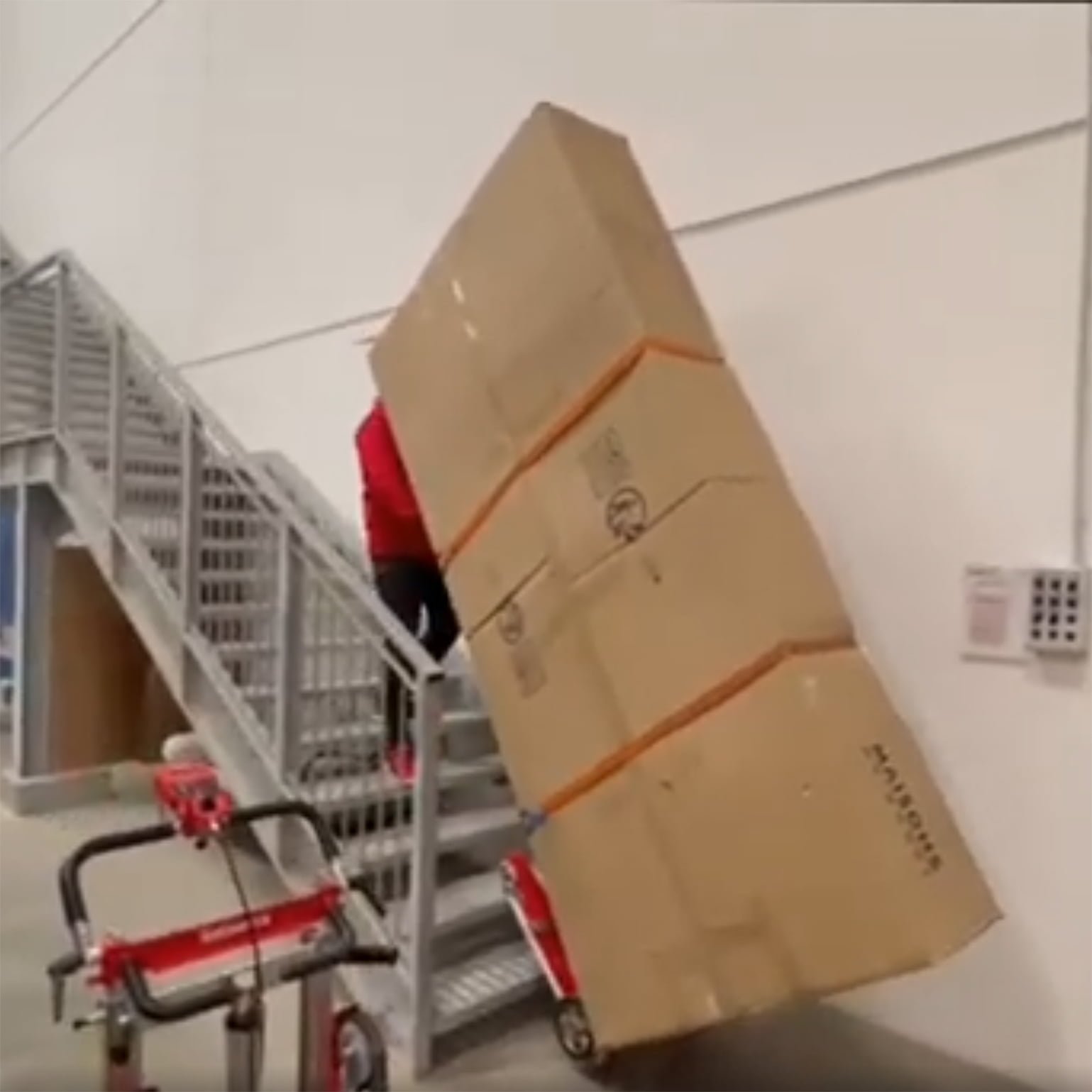 Elektrischer Treppensteiger für Transport von Einrichtung im Wohnhaus