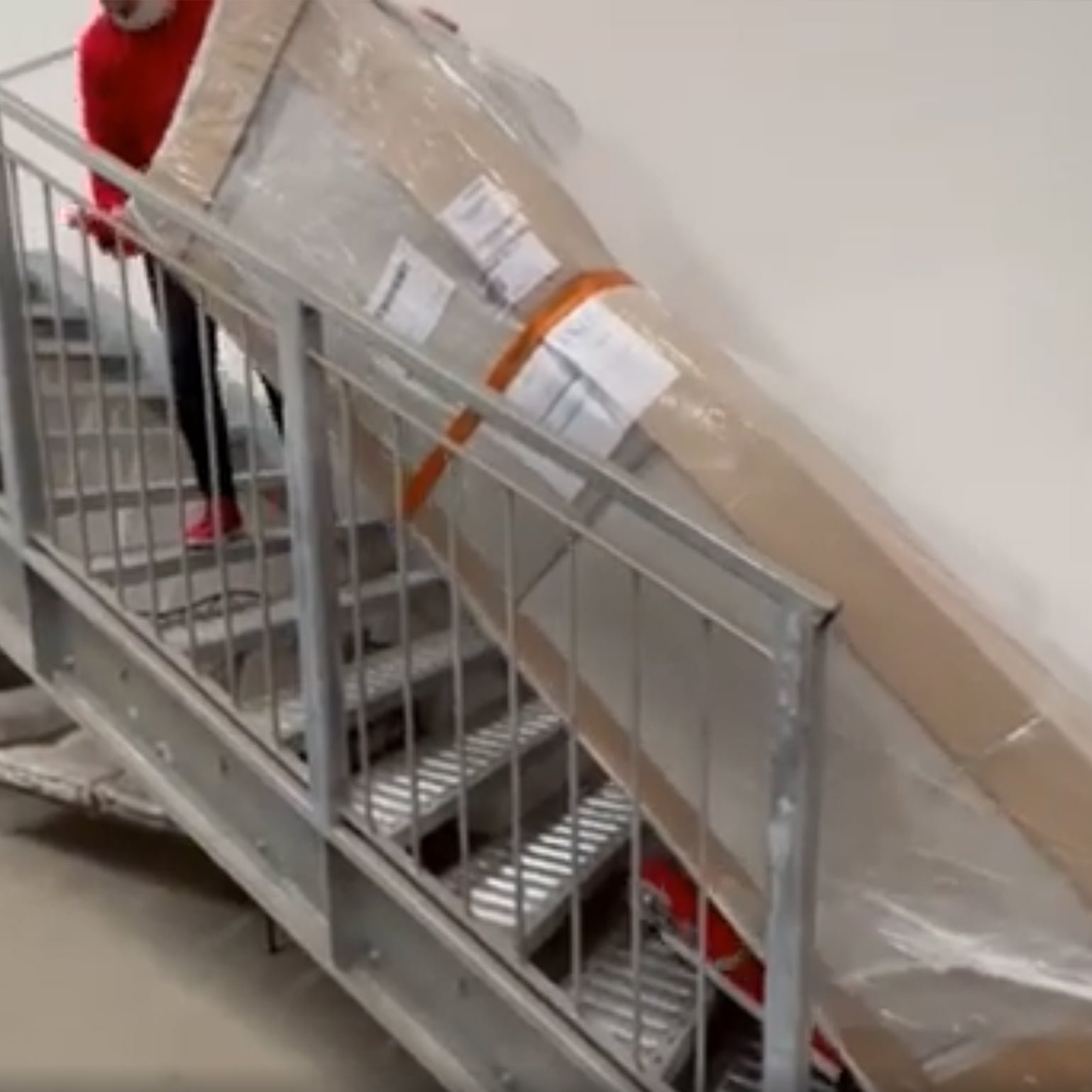 Treppenkarren für Lieferung von Sofa in Wohnung über Treppen