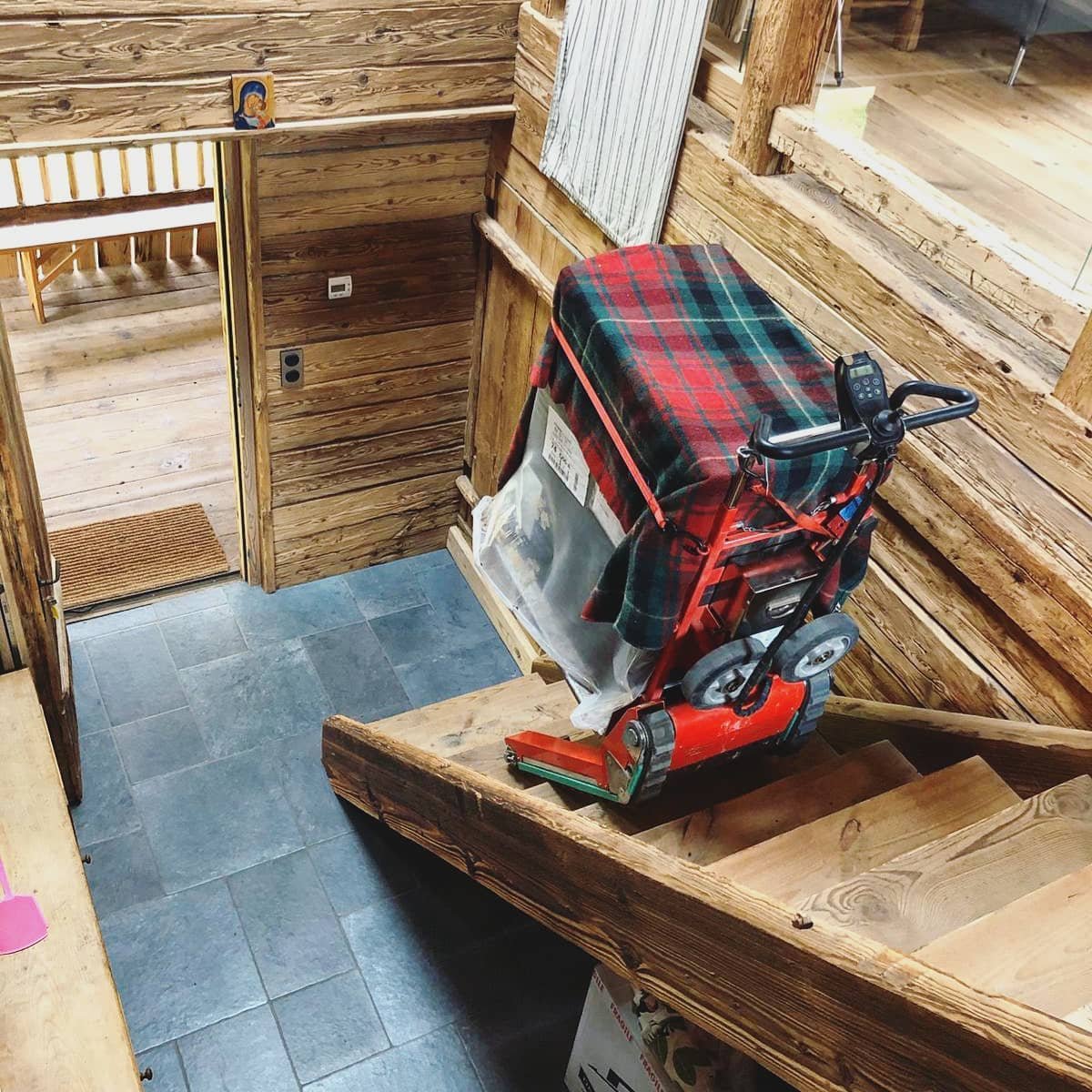 Treppenkarren für Transport von Ofen auf Holztreppe