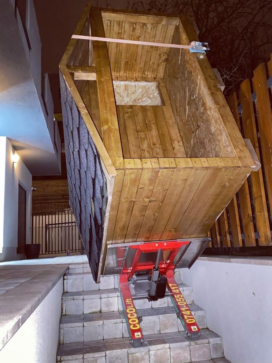 Transport schwerer Ausrüstung mit Treppenkarren