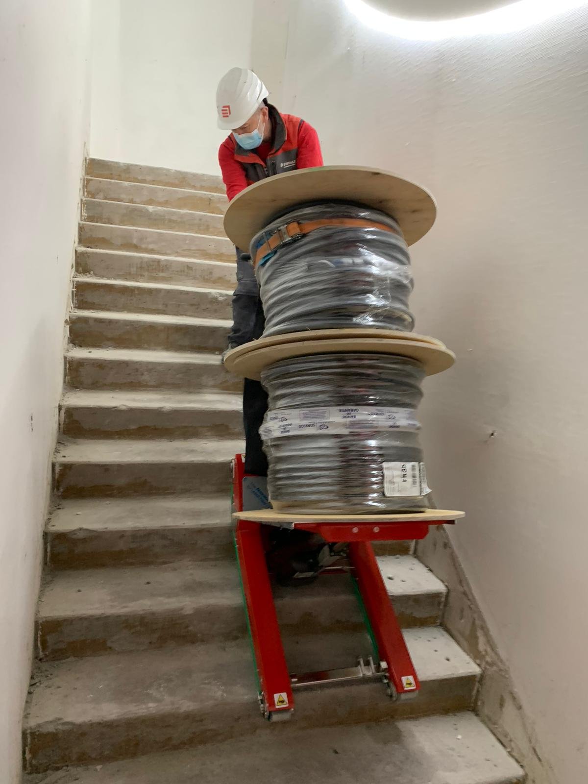 Transport schwerer Ware auf Treppen mit Treppenkarren Zonzini