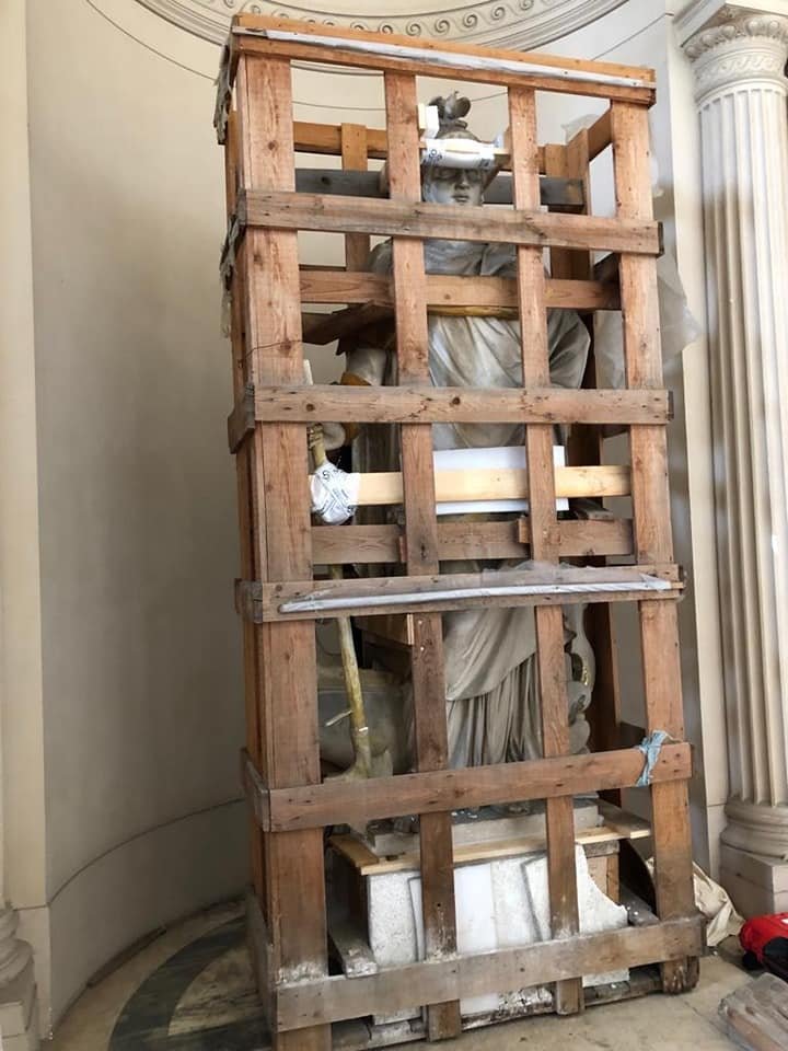 Transport monumentaler Statuen mit Treppenkarren