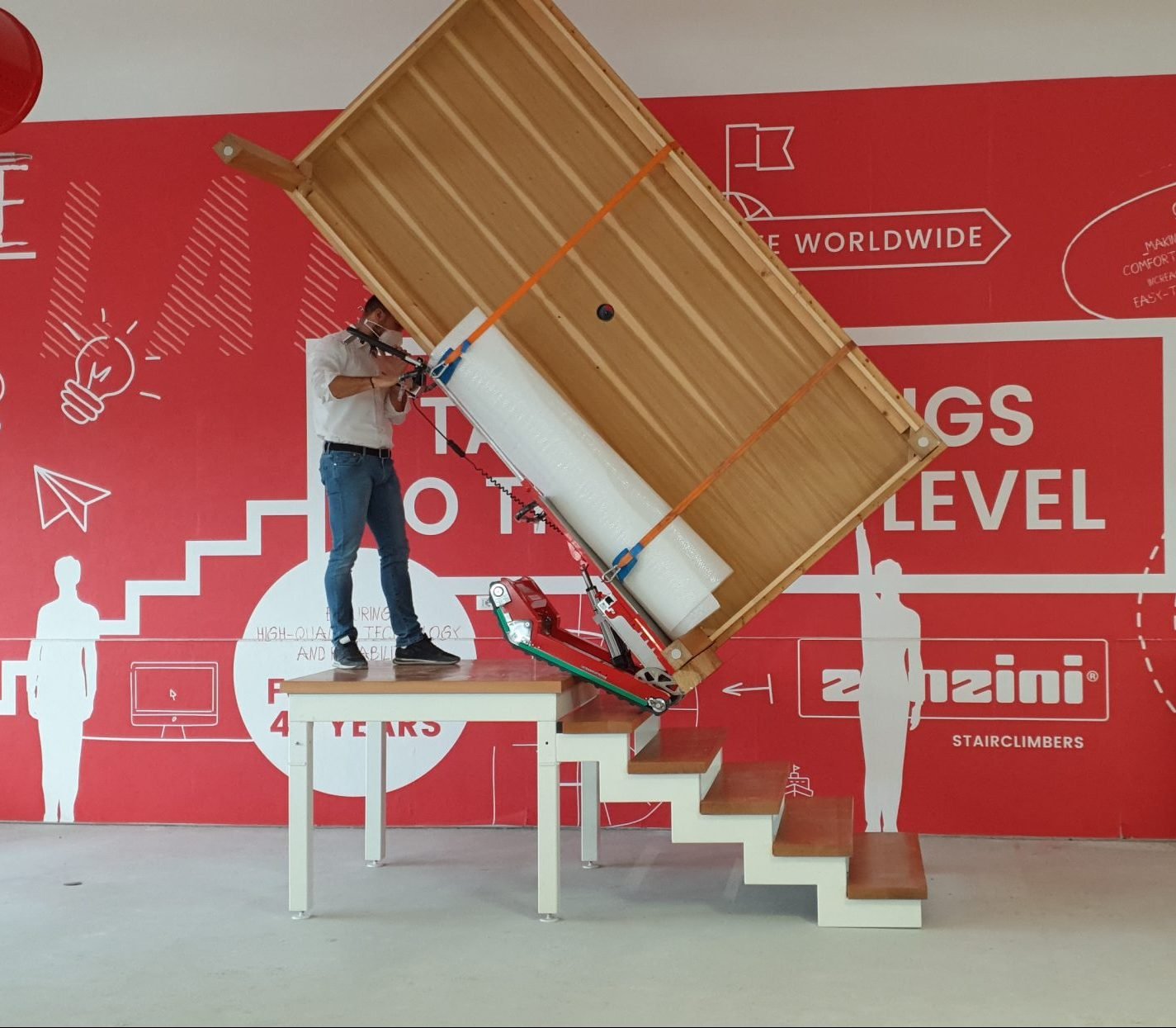 Elektrischer Treppensteiger für Transport von Billardtischen auf Treppen