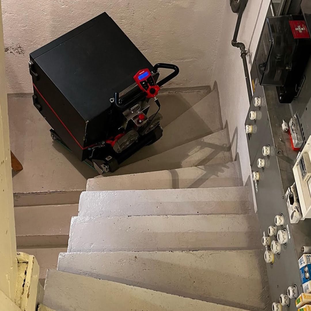 Installation von Tresoren mit professionellem Raupen-Treppensteiger