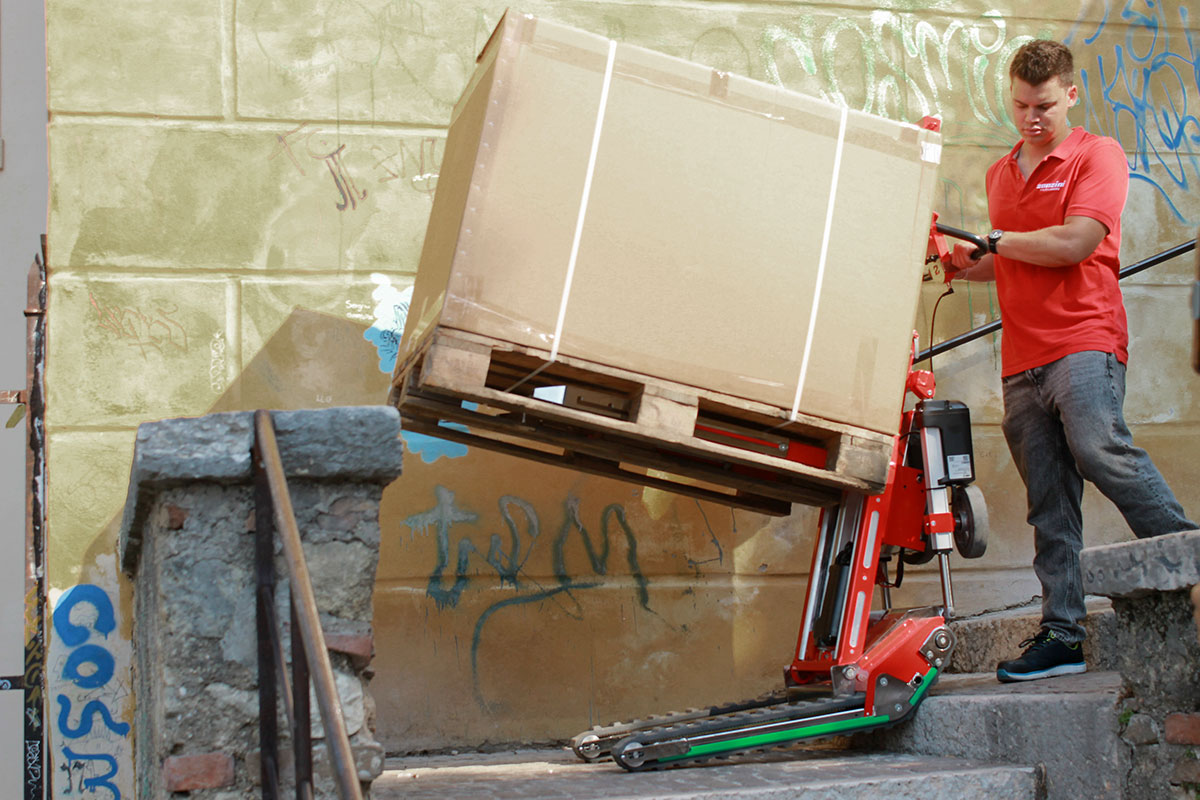 Electric stair-climbing trolley for pallets with adjustable forks