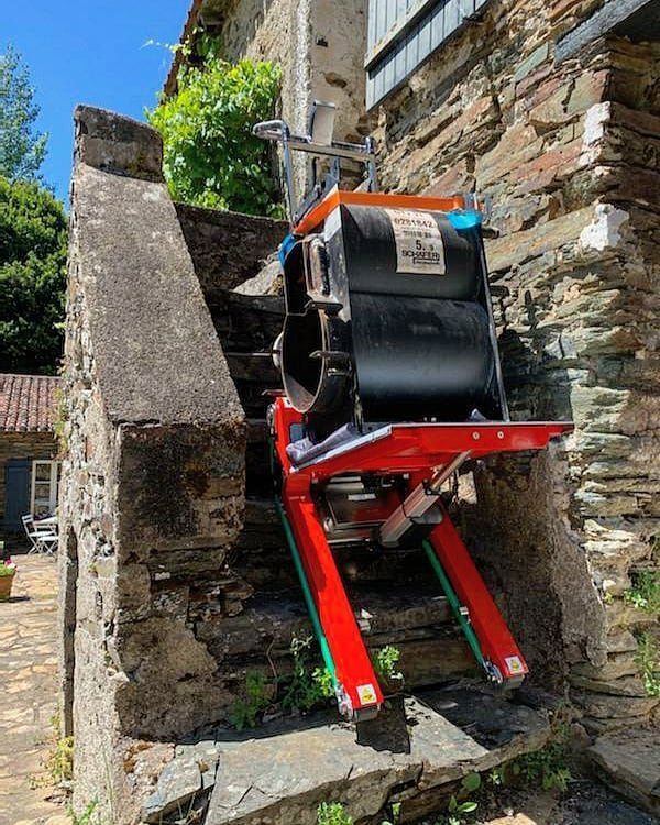 Professional stair climber for generator transport in apartment building