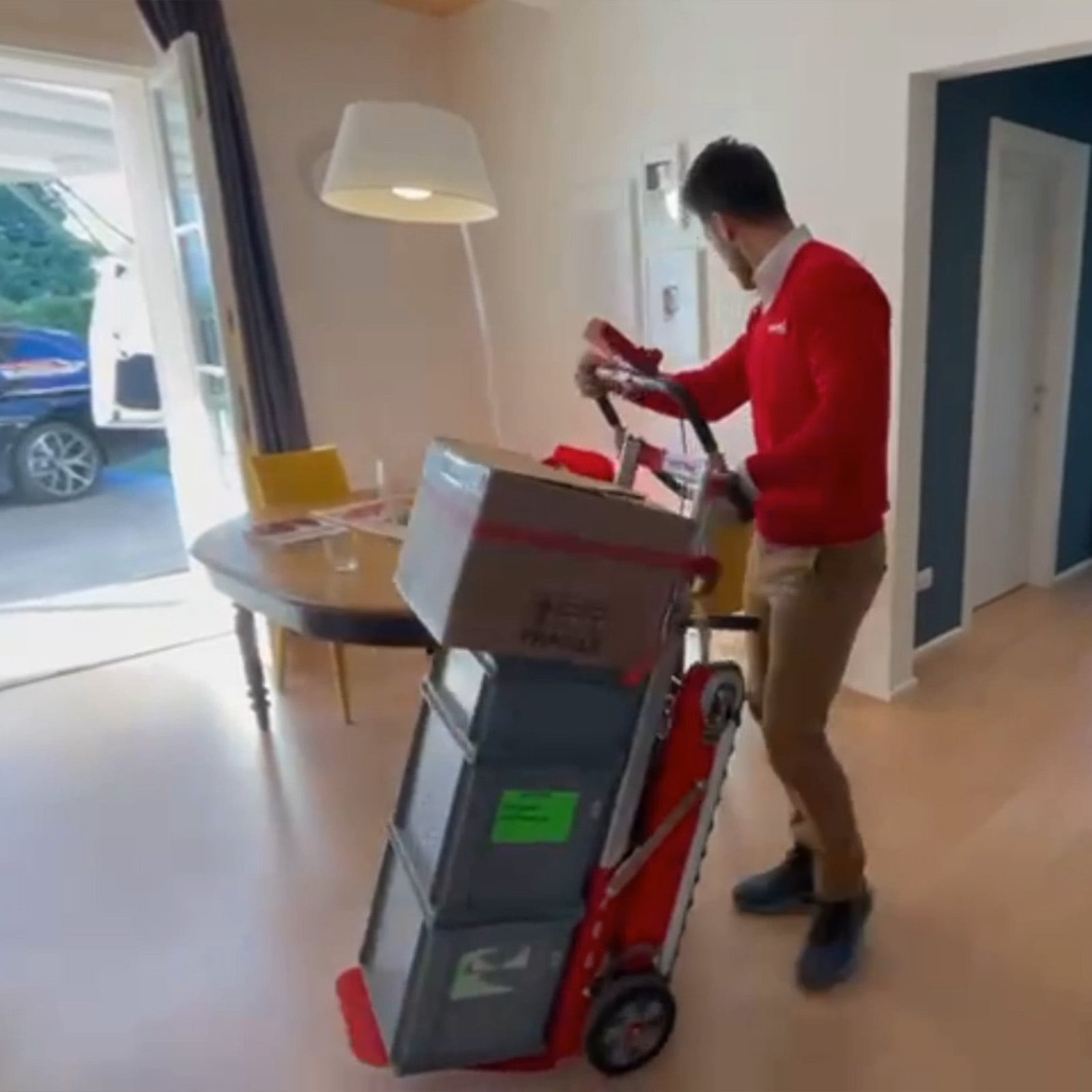 Zonzini stair climber for parcel delivery in buildings