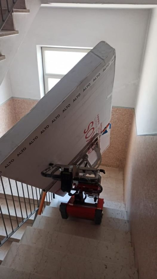 Skipper stair climber for entrance door transport in apartment building