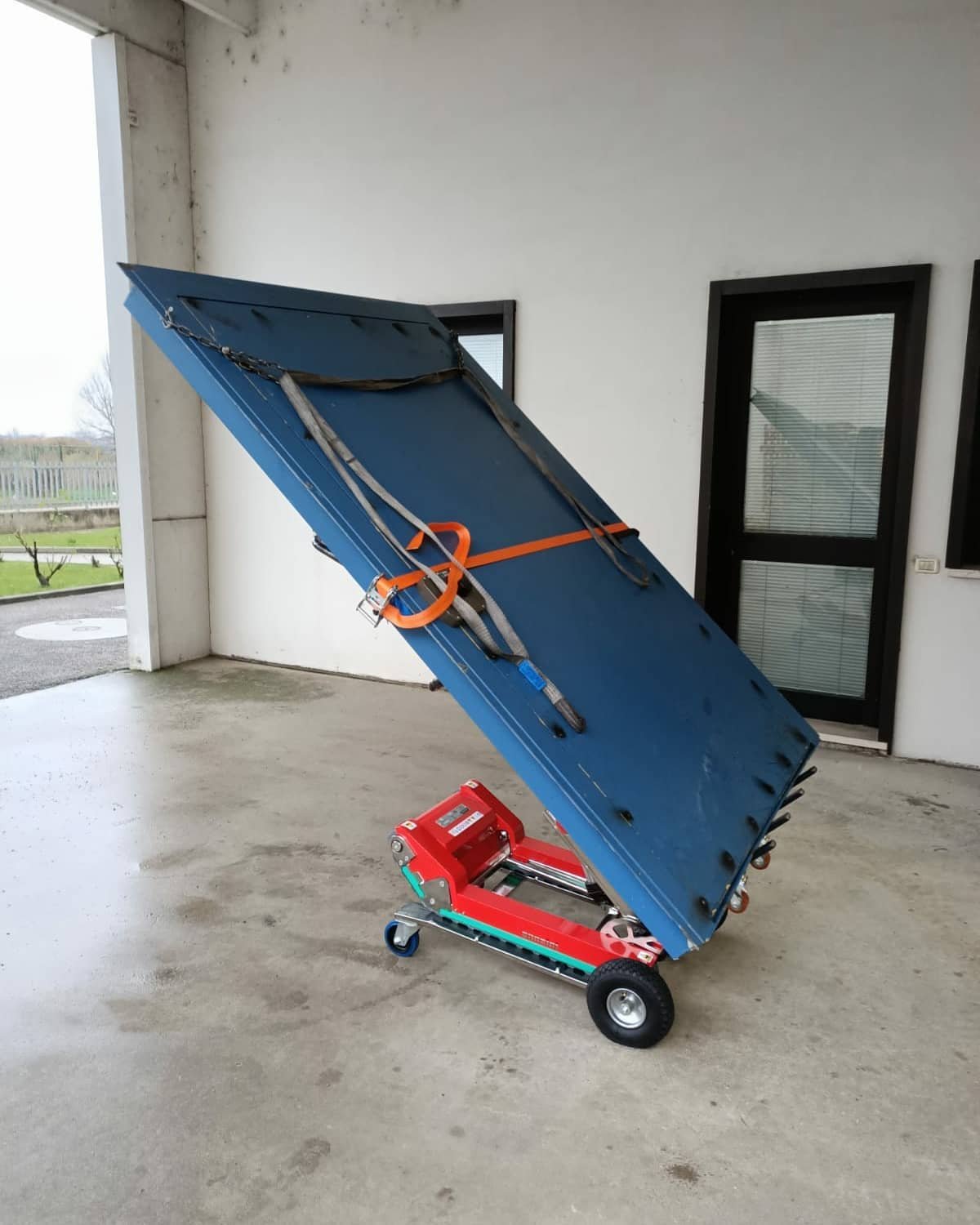 Zonzini stair climber for window frame handling in apartment building