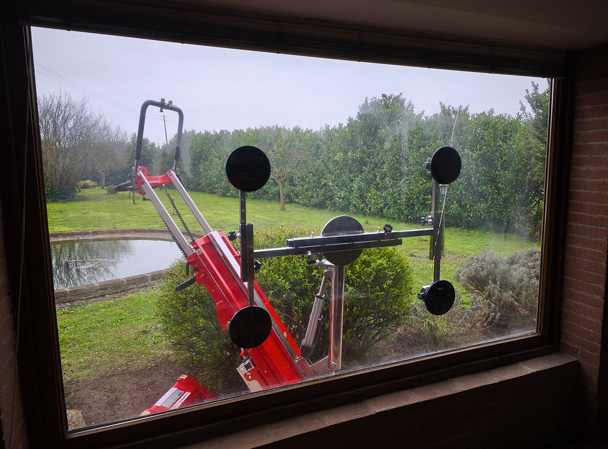 Glass installation with suction cup system Skipper GL