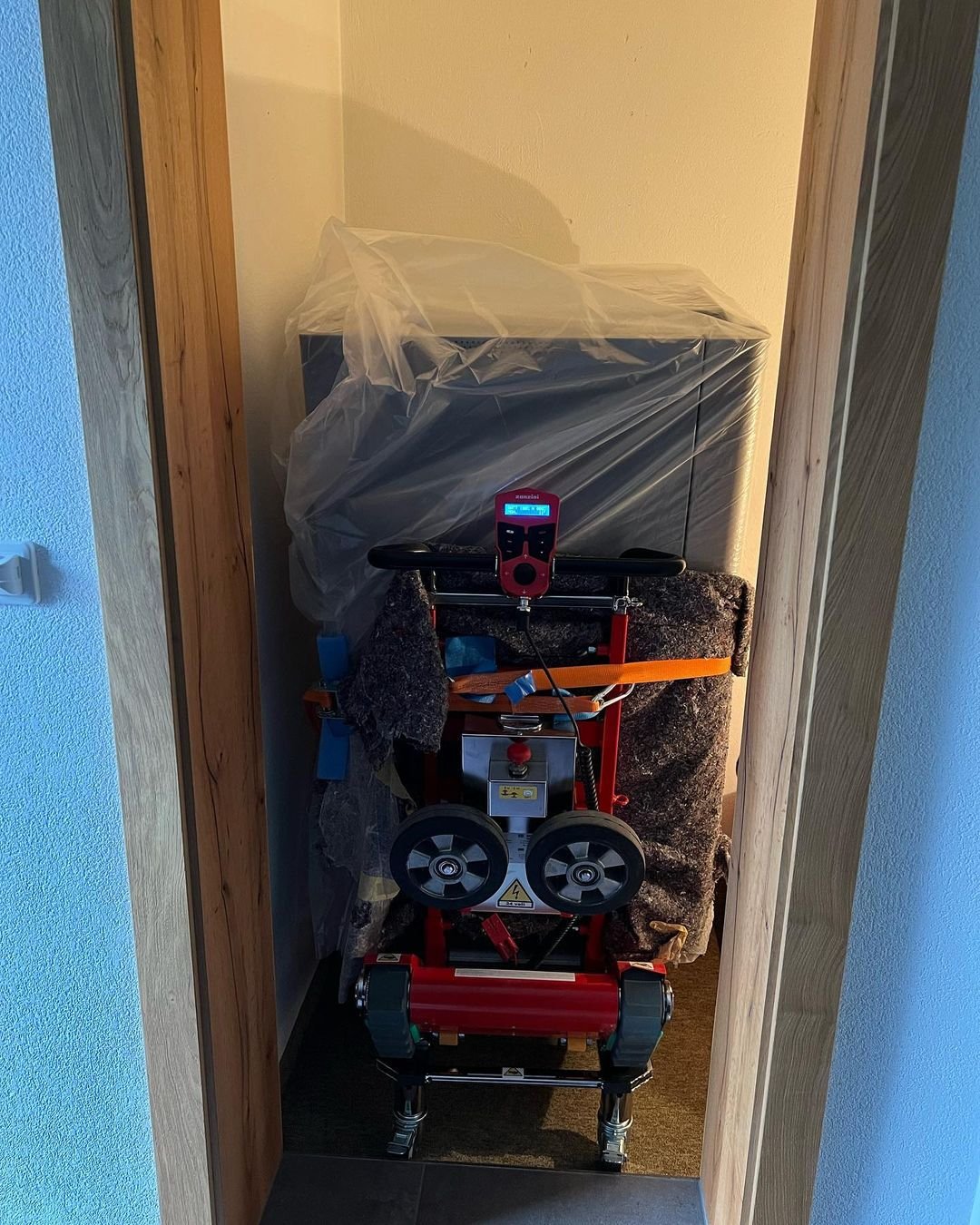 Heat pump handling with Zonzini stair climber