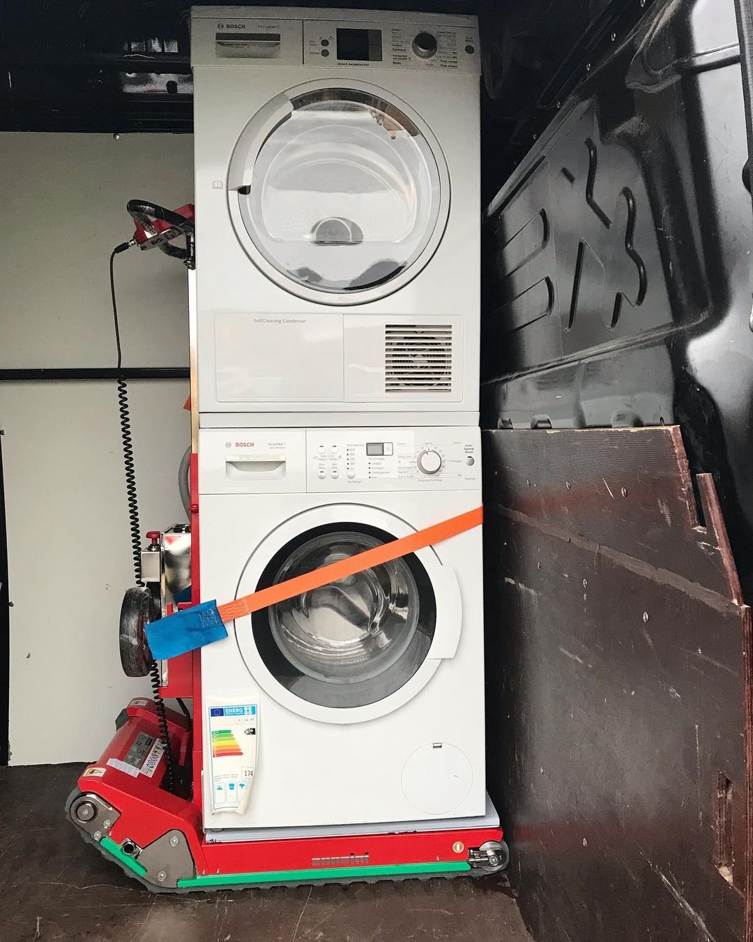 Electric stair climber for industrial washing machines transport in laundry