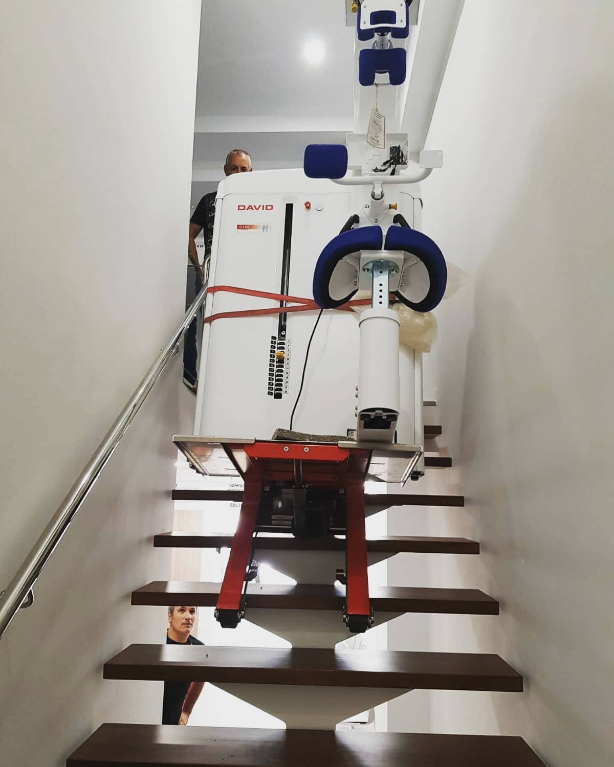 Physiotherapy equipment transport with electric stair climber