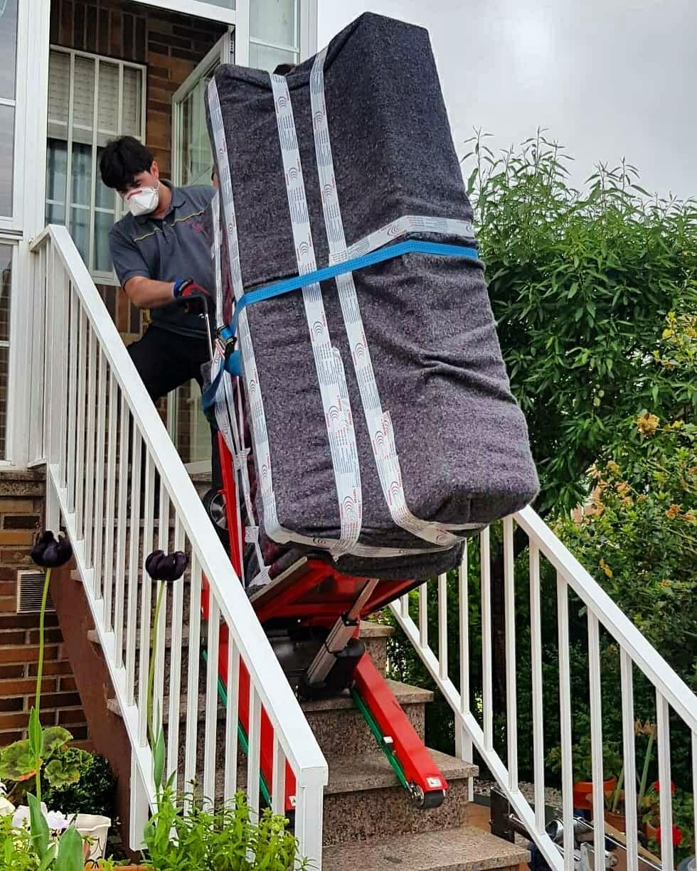 Electric stair climber for piano installation on upper floors