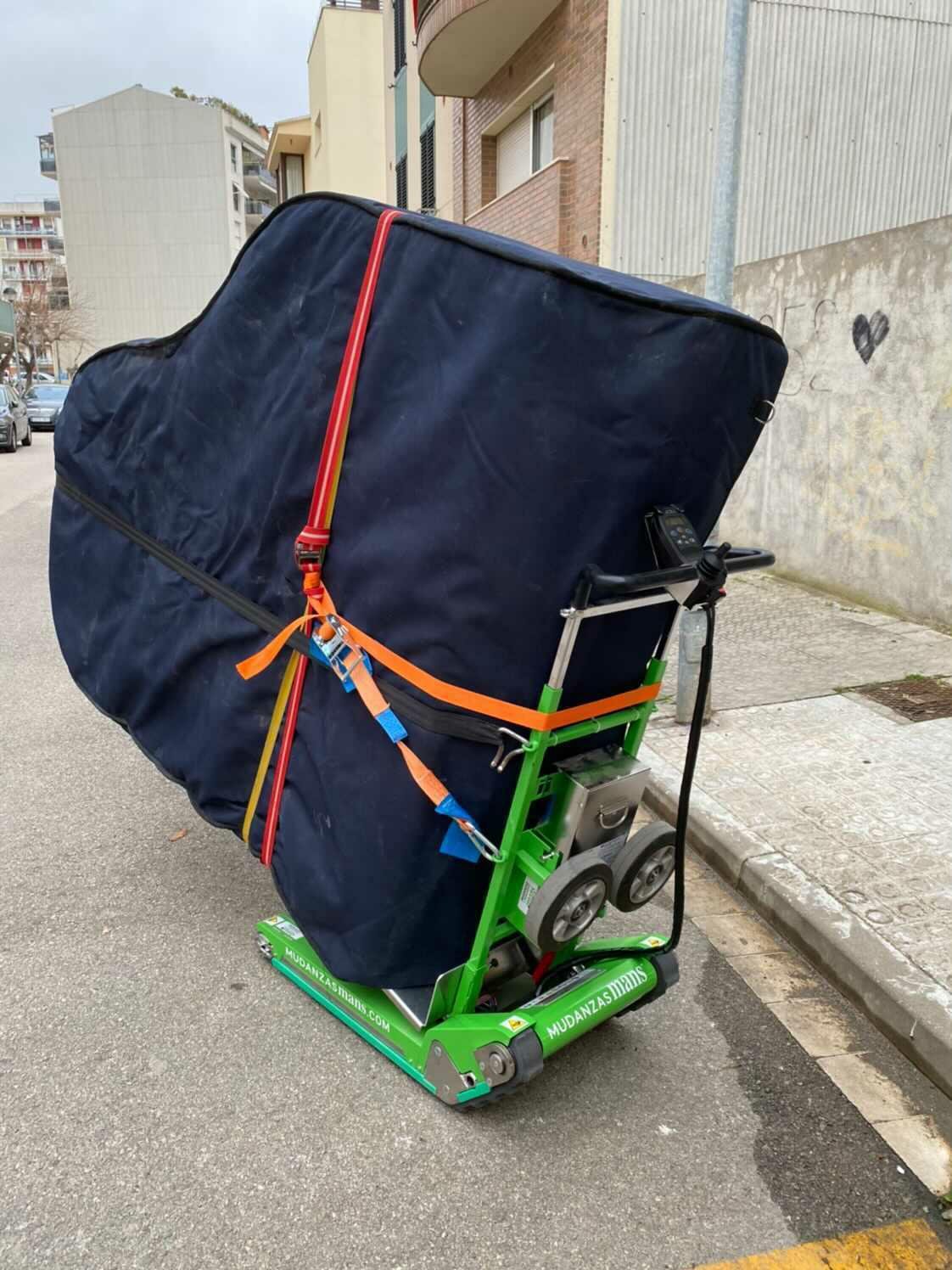Professional stair climber for piano delivery to apartment