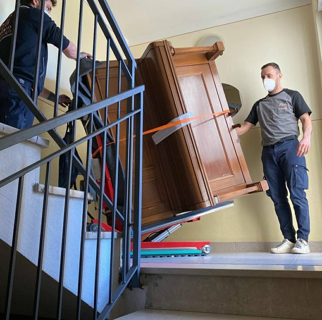 Zonzini stair climber for piano on building landing