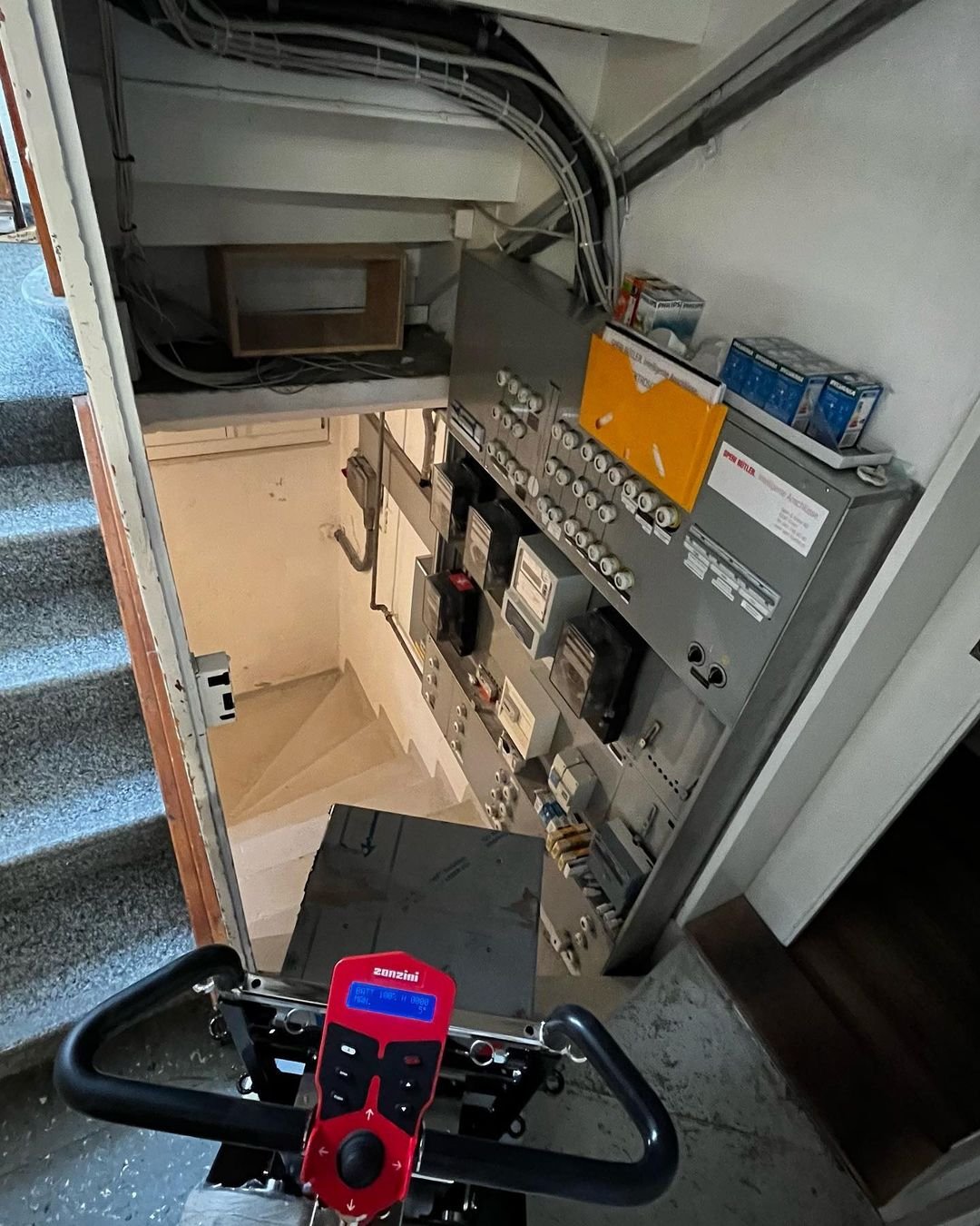 Armored safe delivery to apartment building with Domino