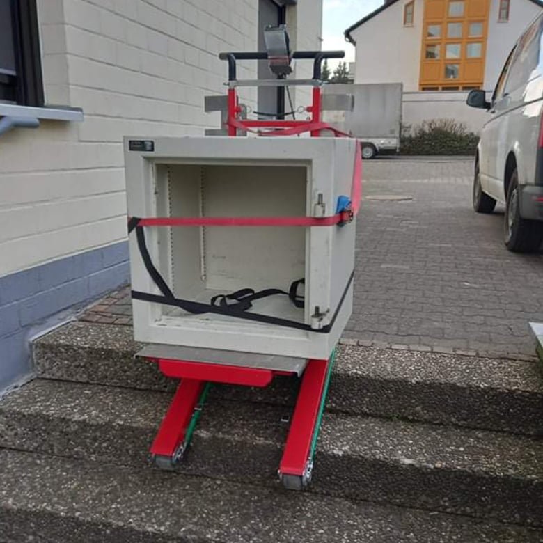 Safe delivery for retail stores with Domino stair climber