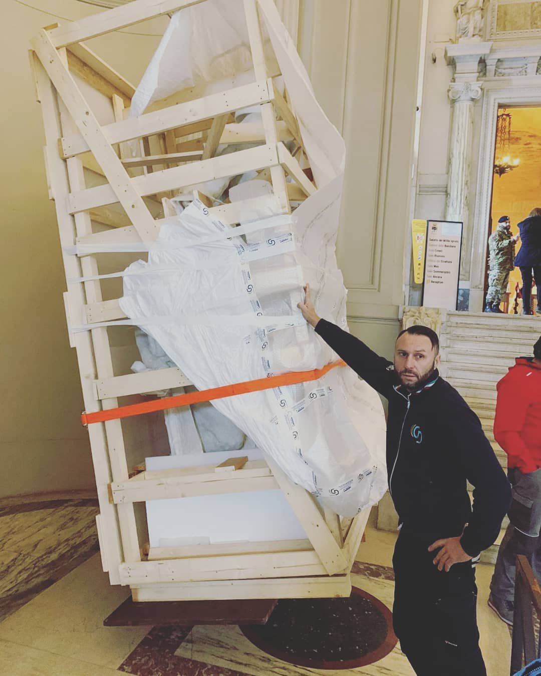 Bronze statue transport on stairs with Zonzini