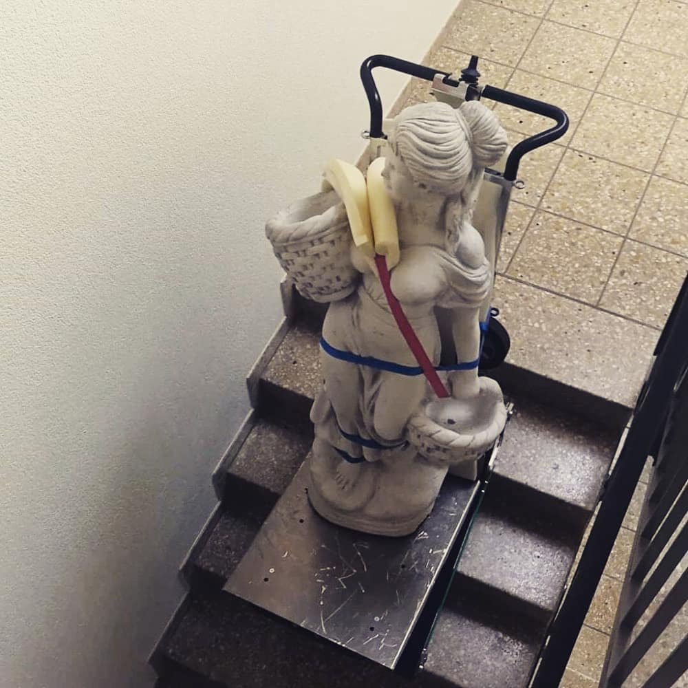 Sculpture transport on stairs with electric stair climber