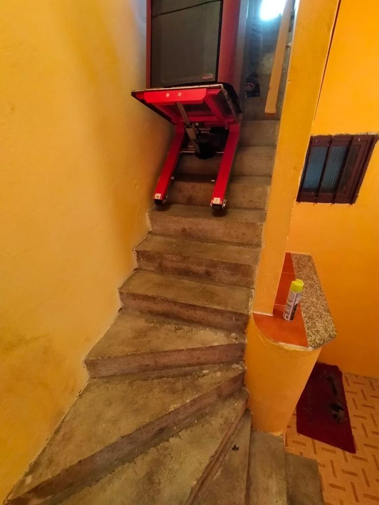 Electric stair climber for stove handling in apartment building