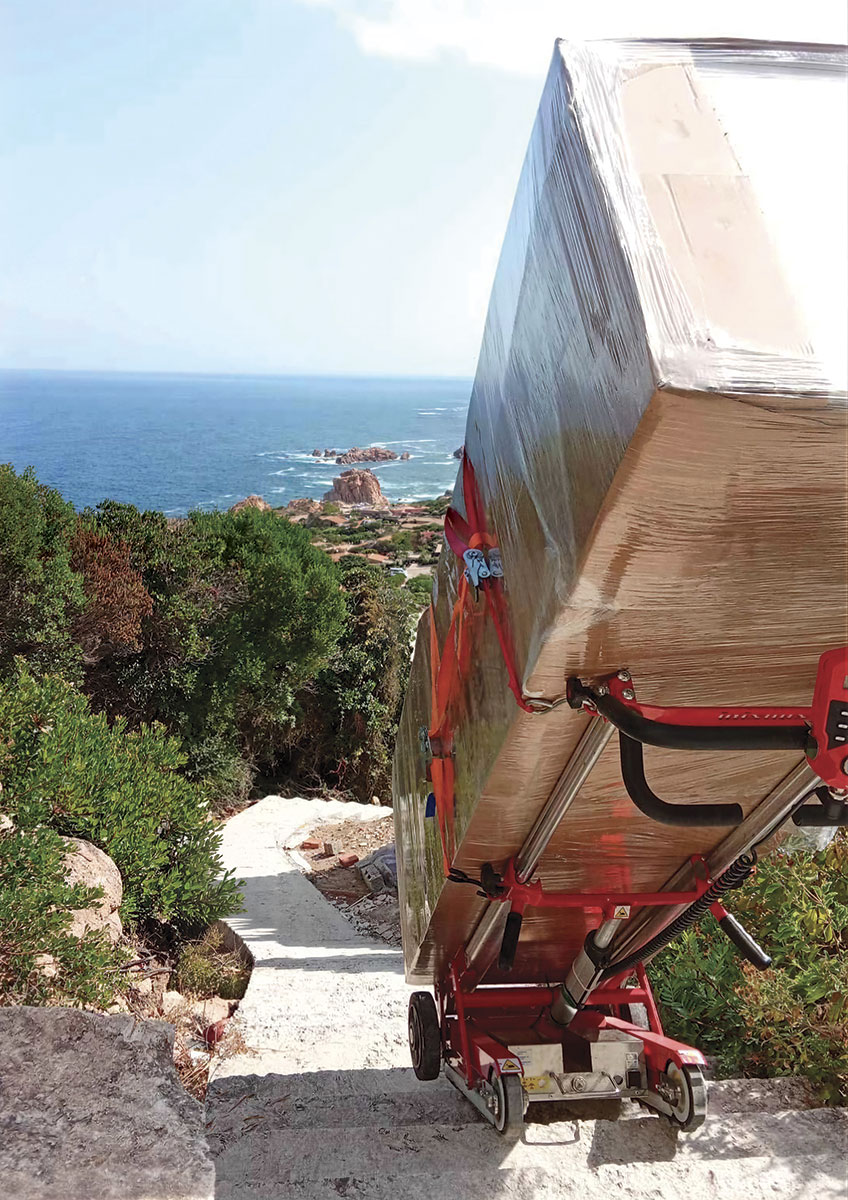 Sube escaleras eléctrico Buddy en escalera exterior de mármol villa junto al mar