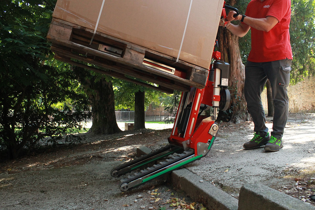 Transpaleta eléctrica sube-escaleras Domino PT para transporte de palés en escaleras