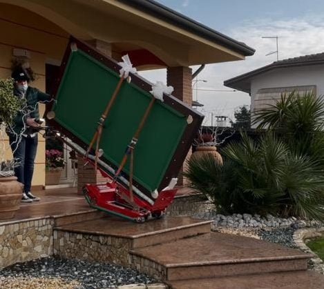 Sube escaleras eléctrico para transporte de mesa de juego en edificio