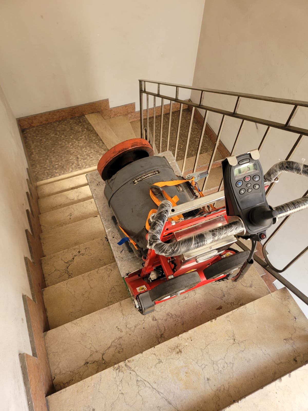 Entrega de componentes de ascensor con carretilla eléctrica Zonzini