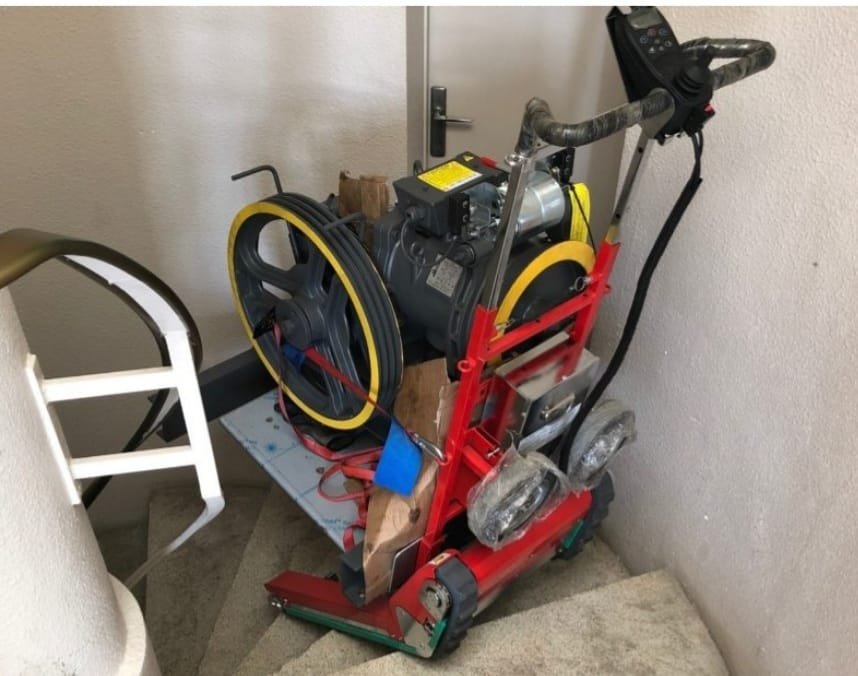 Transporte de cabrestantes de elevador en escaleras helicoidales con sube escaleras