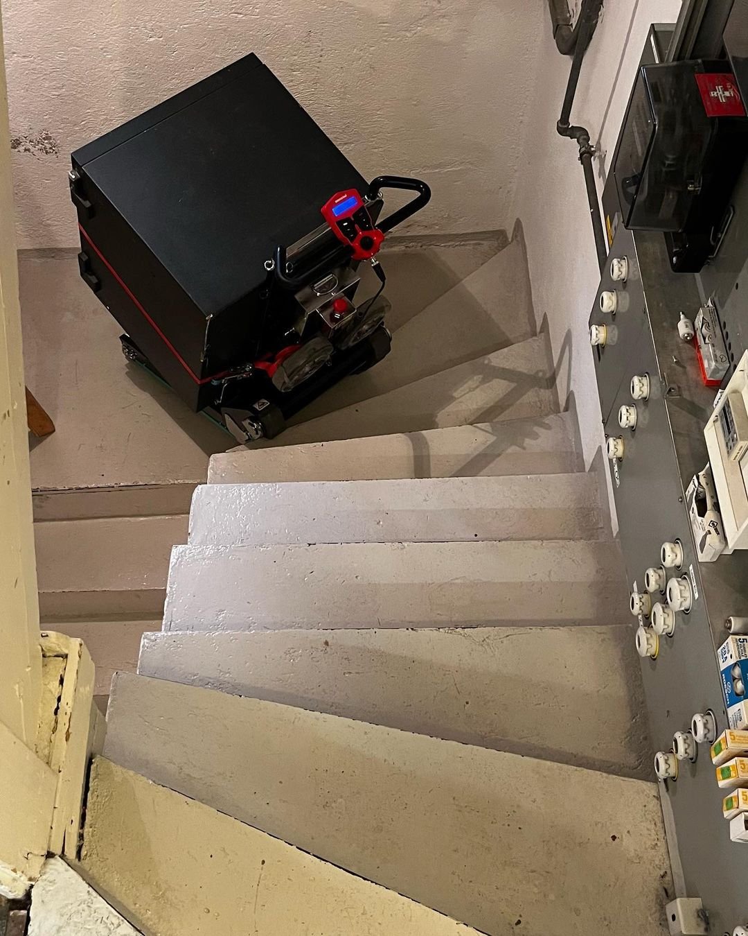 Sube escaleras para caja fuerte antiatraco a pisos altos