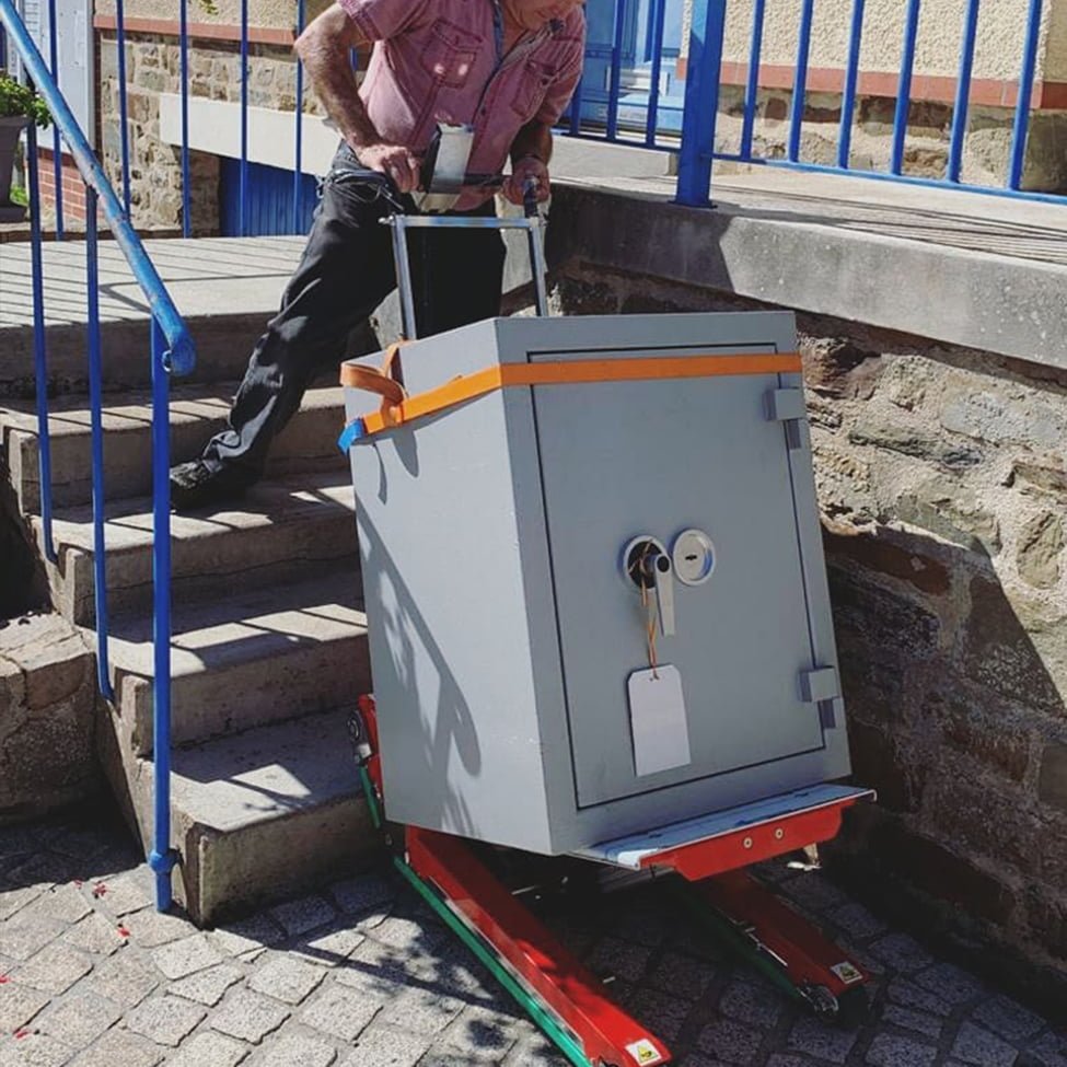 Transporte de caja fuerte armario por escaleras estrechas