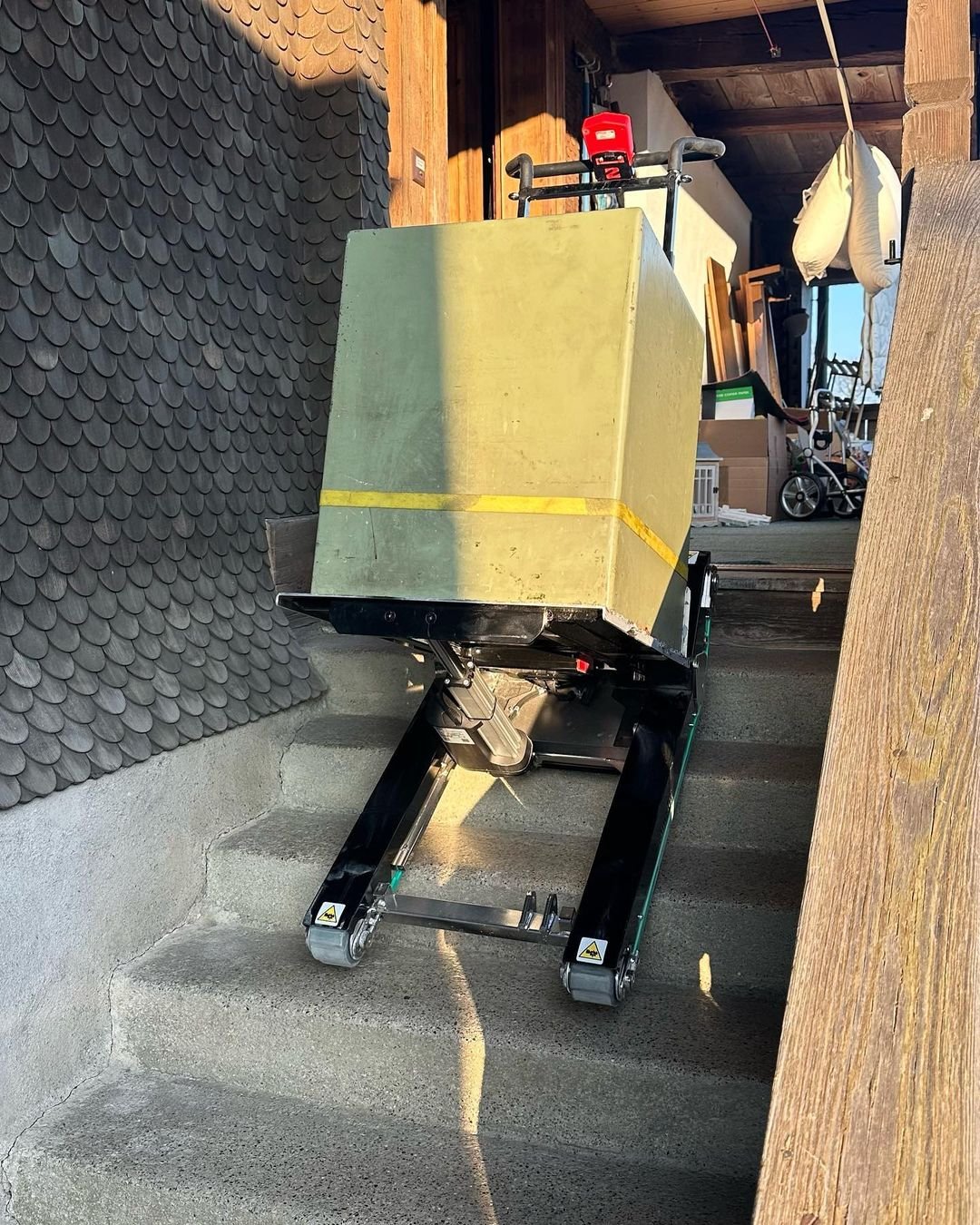 Transporte de cajas fuertes industriales por escaleras con Zonzini